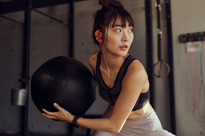 Apple представила новые беспроводные наушники Powerbeats - фото 2