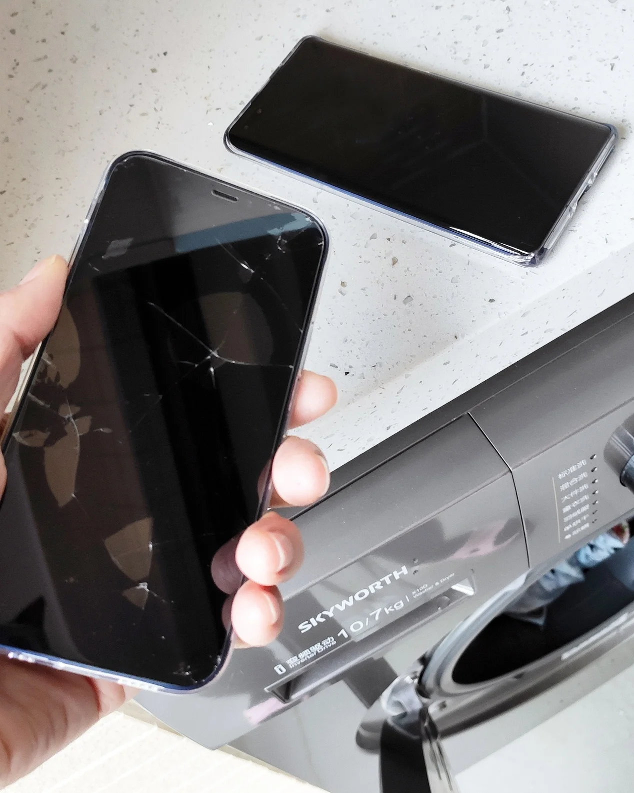 iPhone 12 и Huawei Mate 40 случайно попали в стиральную машину и выжили - фото 1