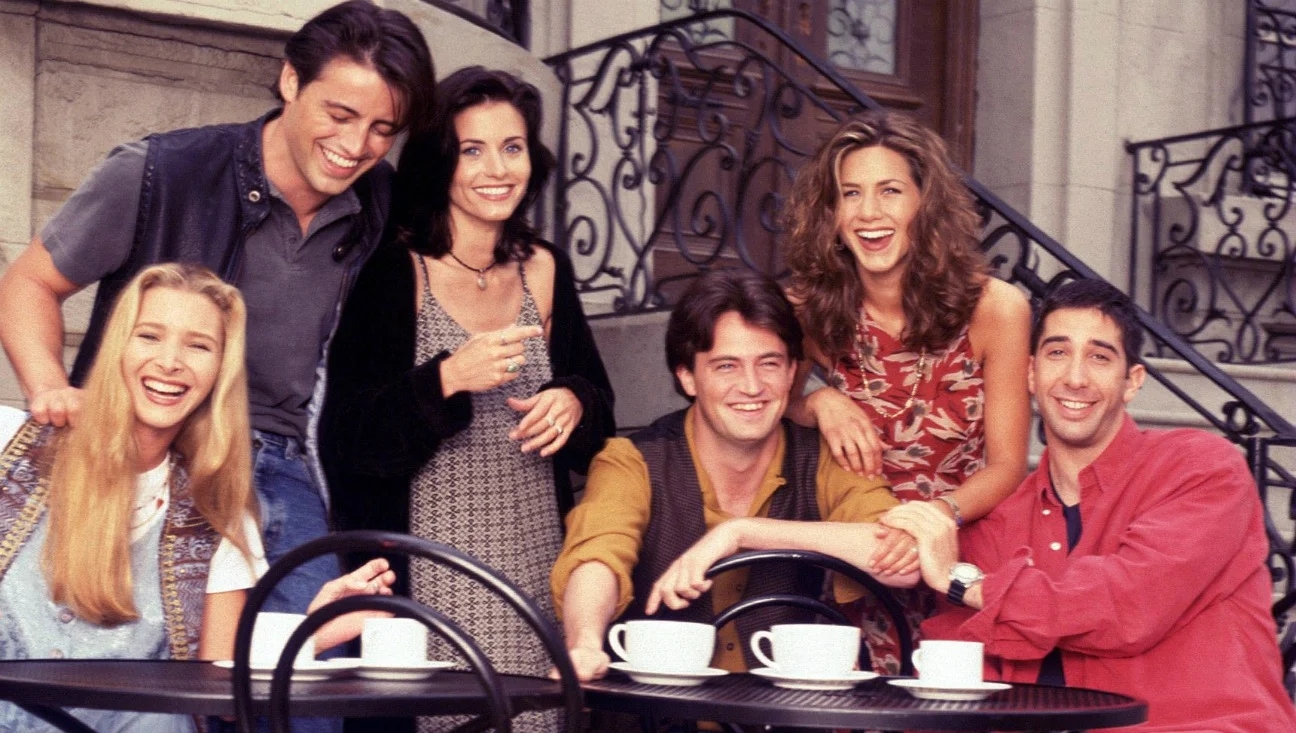 25 лет назад, 22 сентября 1994 года, на американском канале NBC стартовал один из самых популярных ситкомов мира — Friends, известный у нас как «Друзья». В России шоу тоже пользовалось огромной популярностью — его многократно показывали по нескольким телеканалам. В связи с этим мы решили оглянуться на приключения Рэйчел, Джоуи, Моники, Фиби, Чэндлера и Росса.