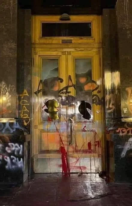 Разрисованные в ходе протеста двери Офиса президента Украины хотят продать на аукционе - фото 1