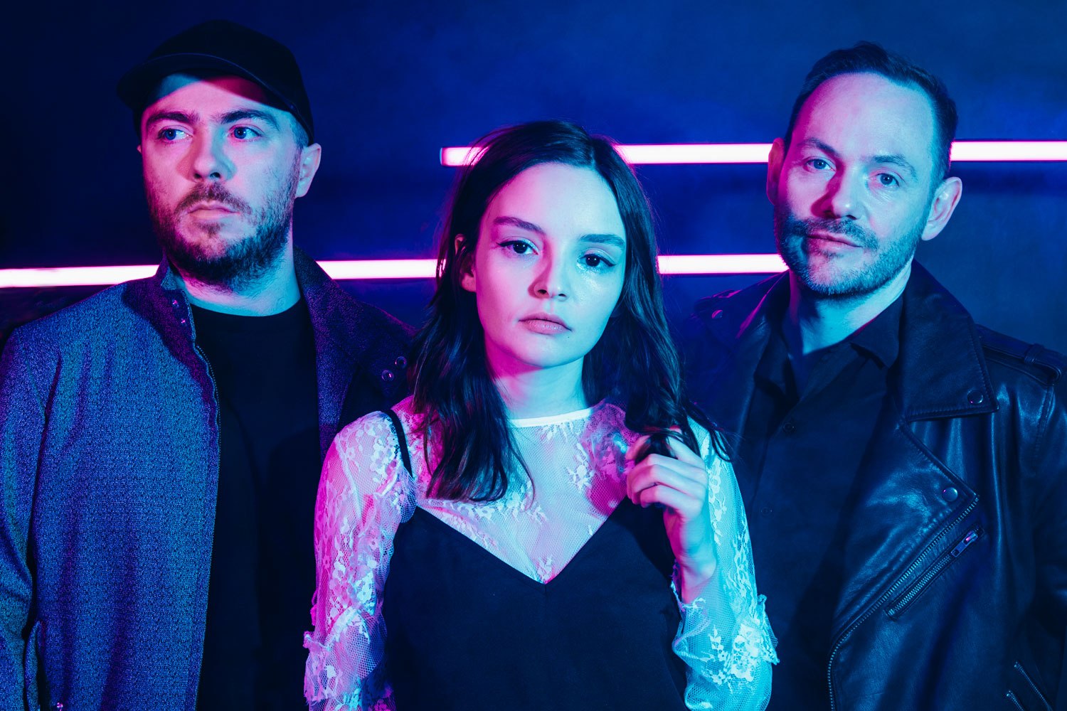 25 мая вышел новый альбом шотландской синти-поп группы Chvrches — Love is Dead. Это уже третья пластинка английского трио, прославившегося благодаря комбинированию хаотичной электронной музыки со специфическим вокалом солистки Лорен Мэйберри. Рассказываем, из чего состоит Love is Dead, и почему это первый серьезный проект Chvrches, у которого есть все шансы вывести скромную инди-группу на мировой уровень.