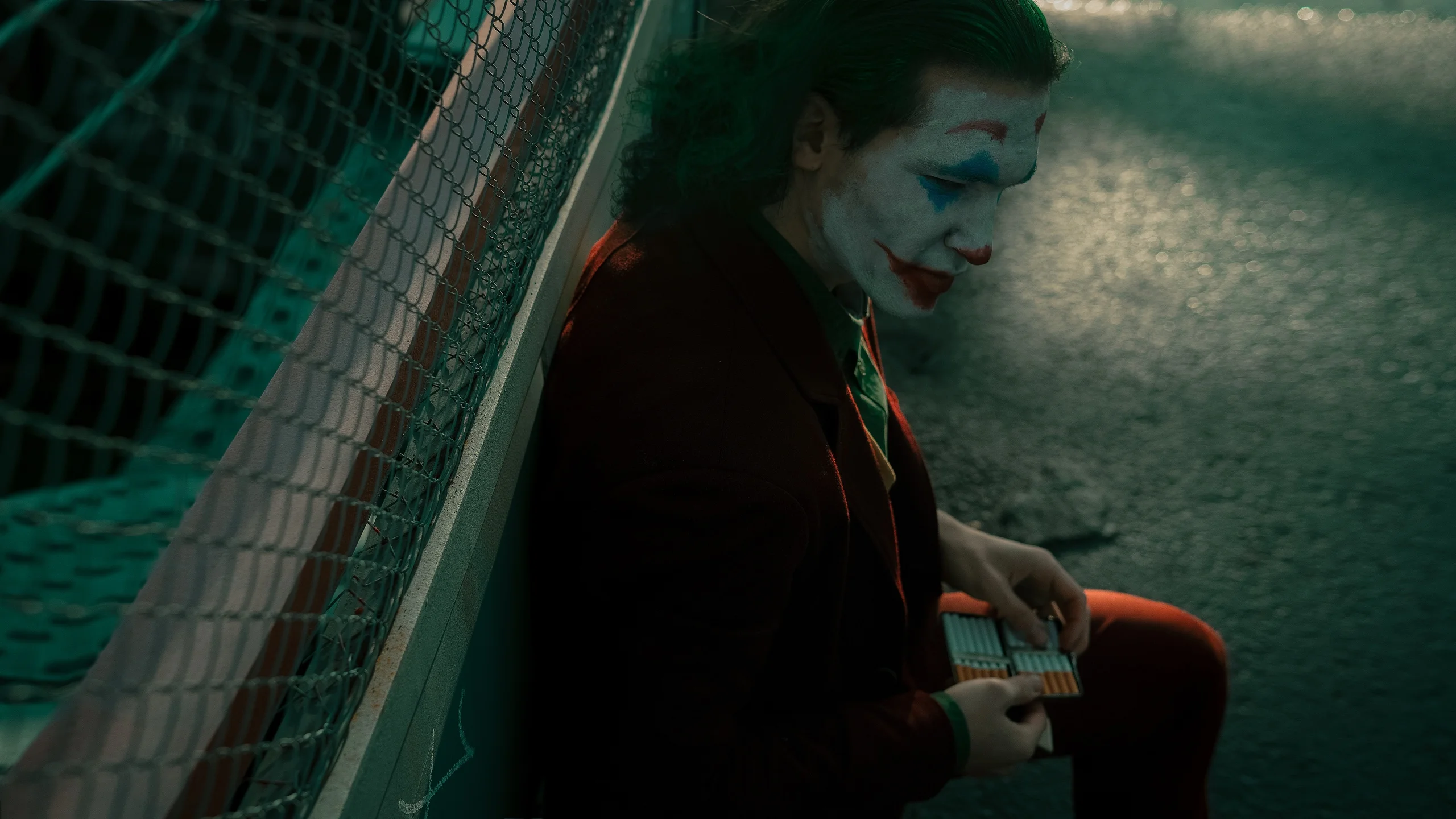 Безумный и грустный Джокер пляшет в новом косплее - фото 6