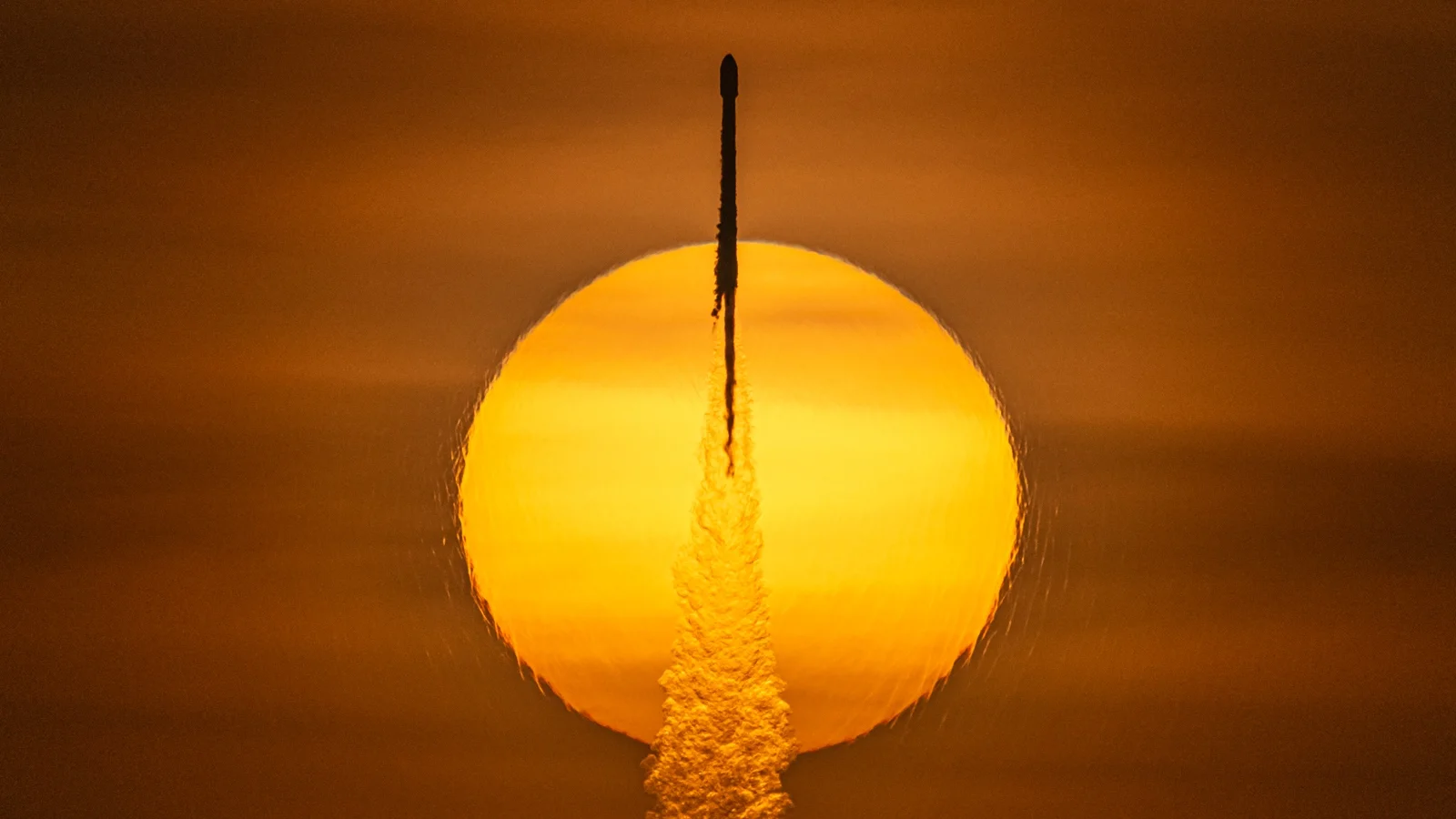 Это надо видеть: ракета Falcon 9 летит на фоне Солнца - фото 1