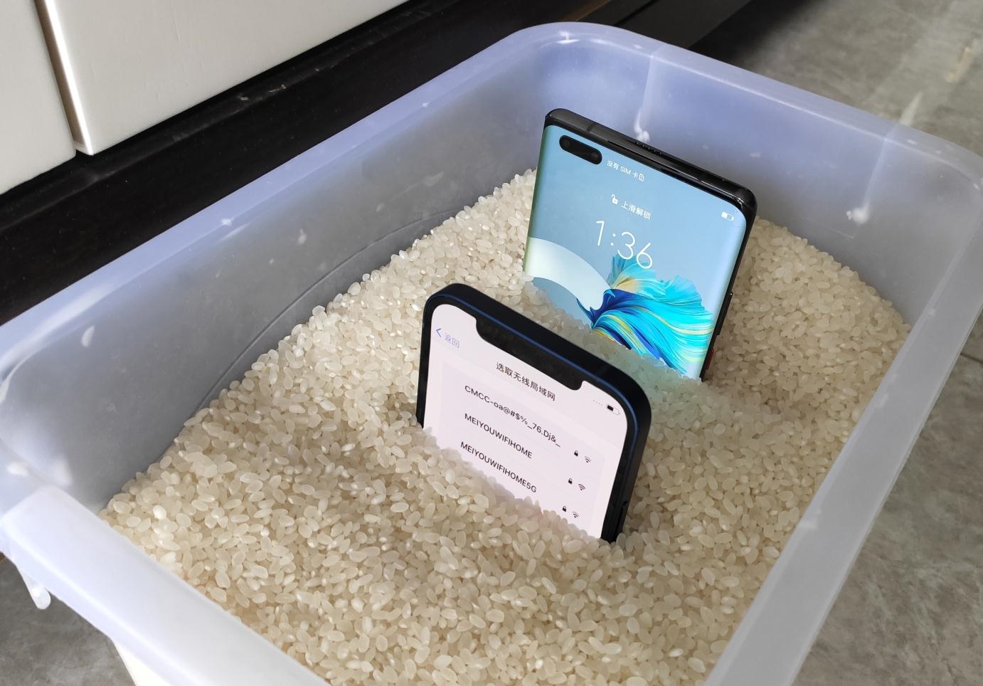 iPhone 12 и Huawei Mate 40 случайно попали в стиральную машину и выжили - изображение 2 iPhone 12 и Huawei Mate 40 случайно попали в стиральную машину и выжили - фото 2