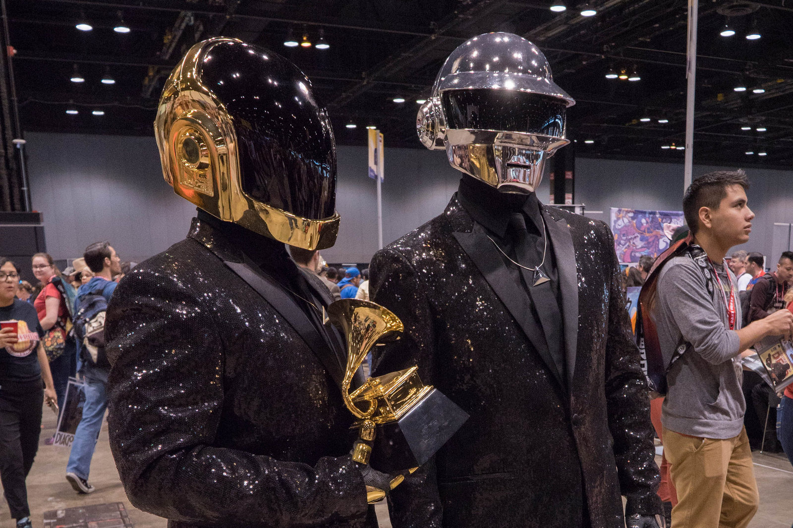 Дуэт Daft Punk объявил о распаде. Тома Бангальтер и Ги-Мануэль де Омем-Кристо не пояснили причин расставания — и многие надеются, что вскоре они объявят о новом совместном проекте. «Канобу» рассказывает, как Daft Punk повлияли на мировую музыку, и показывает главные клипы в истории знаменитого дуэта.