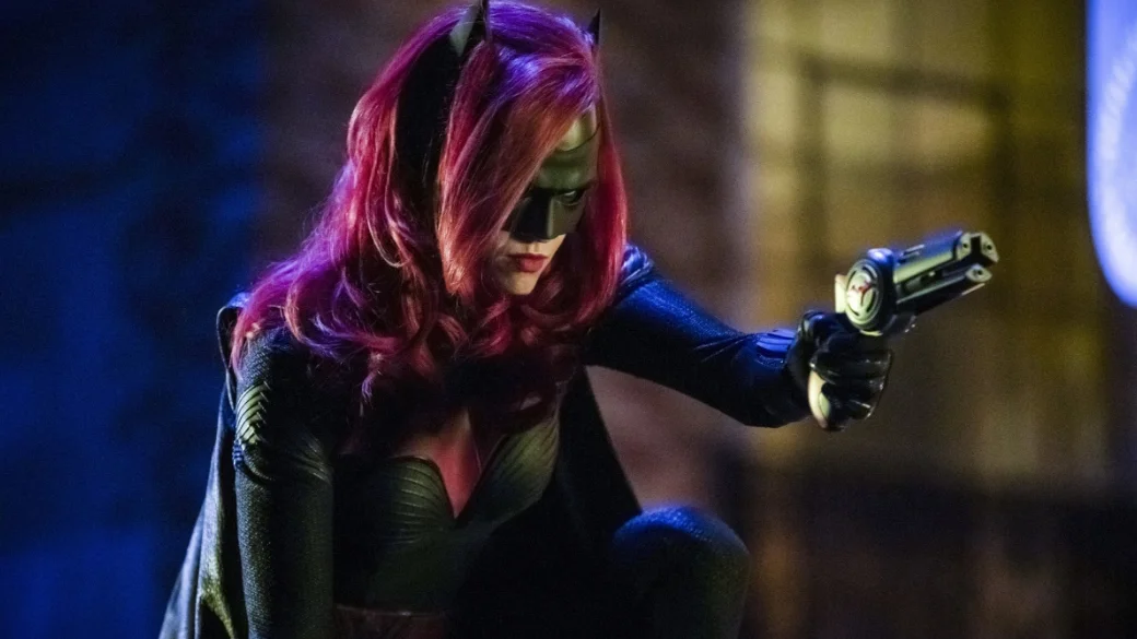 Почему новый кроссовер сериалов The CW получился провальным — несмотря на Бэтвумен и Руби Роуз - фото 5