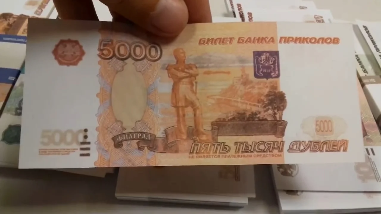В Москве мошенник рассчитался за iPhone 11 деньгами «Банка приколов» - фото 1