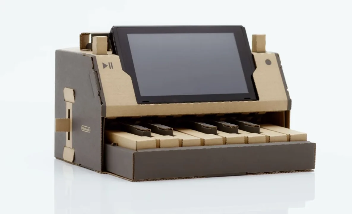 Сегодня Nintendo представила Labo, и это картонный конструктор, способный превратить вашу Nintendo Switch в мини-рояль, удочку, байк или в огромного робота. И самое крутое, что работает Labo совсем не так, как вы могли подумать: собранные из картона элементы — не просто пустые коробки, в которые можно вложить консоль и пару Joy-Con. Все куда сложнее. В общем, Nintendo Labo — невероятно крутая штука, и вот почему. 