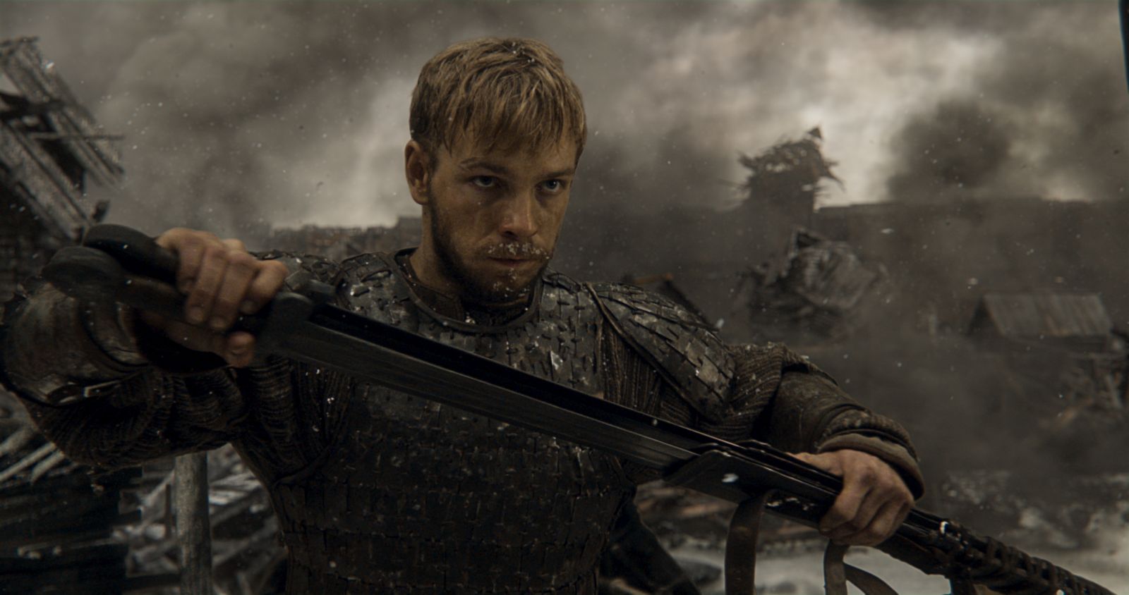 30 ноября на наши экраны вышла «Легенда о Коловрате», на первый взгляд — побратим «Викинга», но на самом деле «историческое кино» с совершенно иным подходом и результатом. Это русская версия Снайдеровских «300 спартанцев», комикс-фантазия на тему исторических событий, не претендующая на реализм, целяющаяся прежде всего в иллюстрацию мифа. И даже худо-бедно справляющаяся со своими задачами.