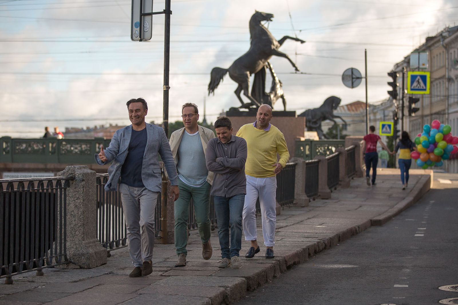 22 февраля в наших кинотеатрах вышла третья часть франшизы «Квартета И»: «О чем говорят мужчины. Продолжение», нумеровать свои фильмы авторы по-прежнему не желают. На этот раз четверка героев отправляется в Питер, чтобы снова ощутить жизнь во всей полноте и провести время с лучшими друзьями.