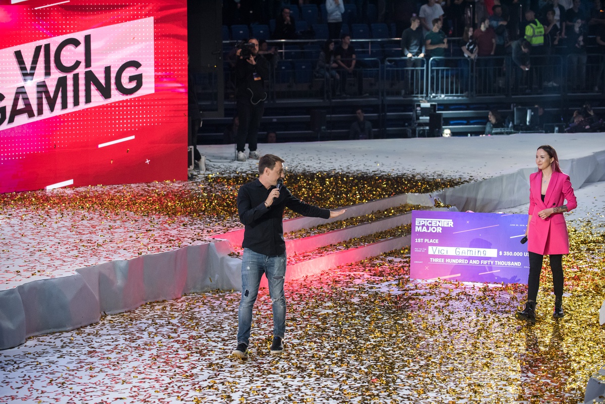 В Москве прошел «мейджор» по Dota 2. Сцена на 360 градусов, заполненные трибуны, отличные игры и горячий финал с 5 картами. Все это было смазано неловкой церемонией награждения. Но, как обычно бывает, все плюсы турнира быстро забылись, а на повестке остался лишь негатив.