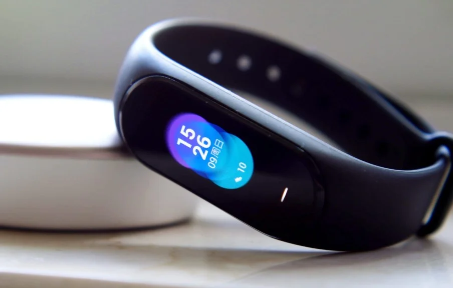 Xiaomi Mi Band 4: появились «живые» фото включенного фитнес-трекера - фото 1