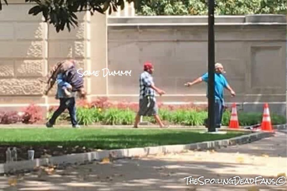 Что Рик и его люди забыли в Вашингтоне? Новые фото со съемок 9 сезона «Ходячих мертвецов» - фото 10