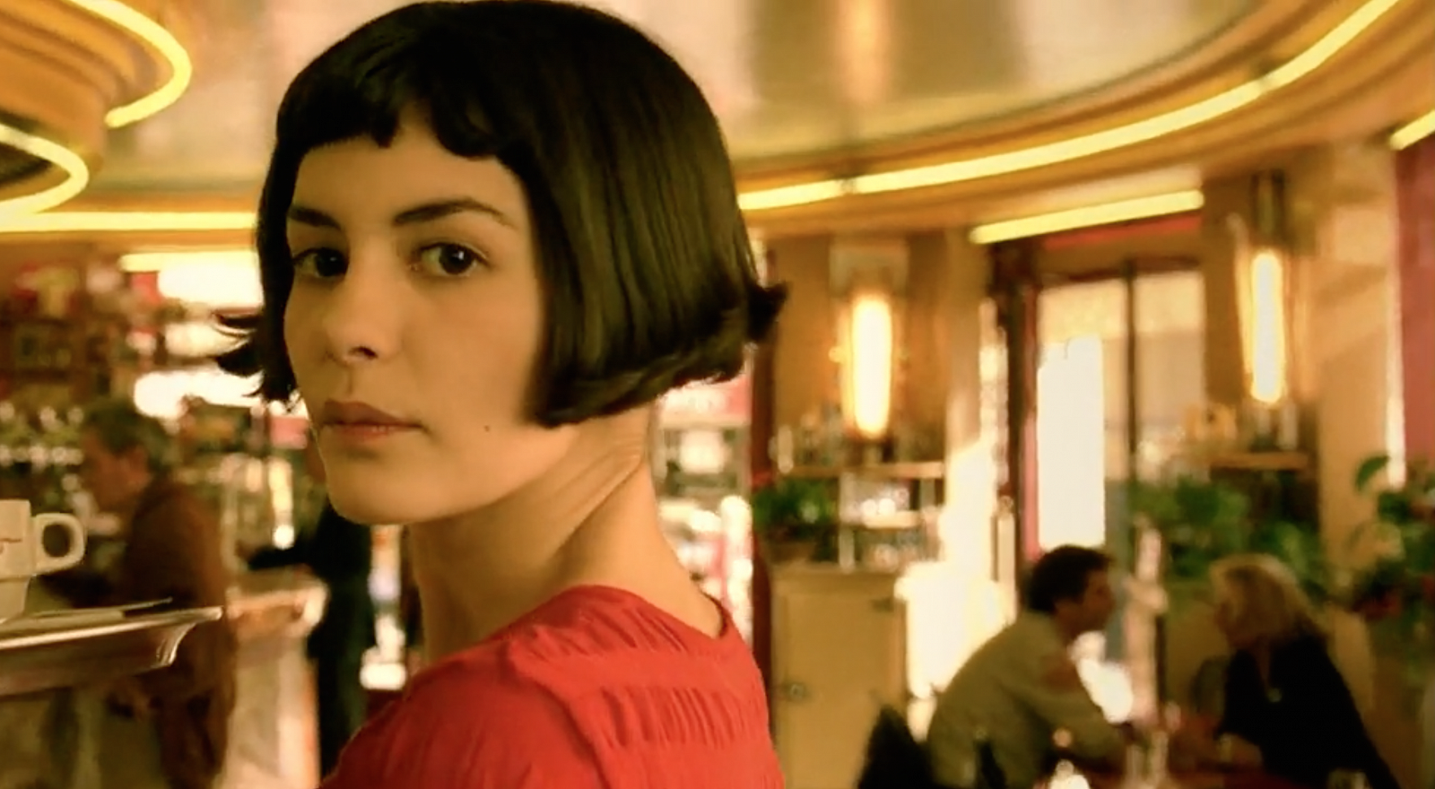 Среди множество декораций в любимых фильмах и сериалах часто встречаются и настоящие достопримечательности. Одни реальные локации трудно узнать из-за ракурса, другие — из-за света и наложенных эффектов, а о существовании некоторых из них мы даже не догадываемся. В этой подборке — и заброшенная деревня, и вокзал, и действующие кафе из популярного кино и ТВ.