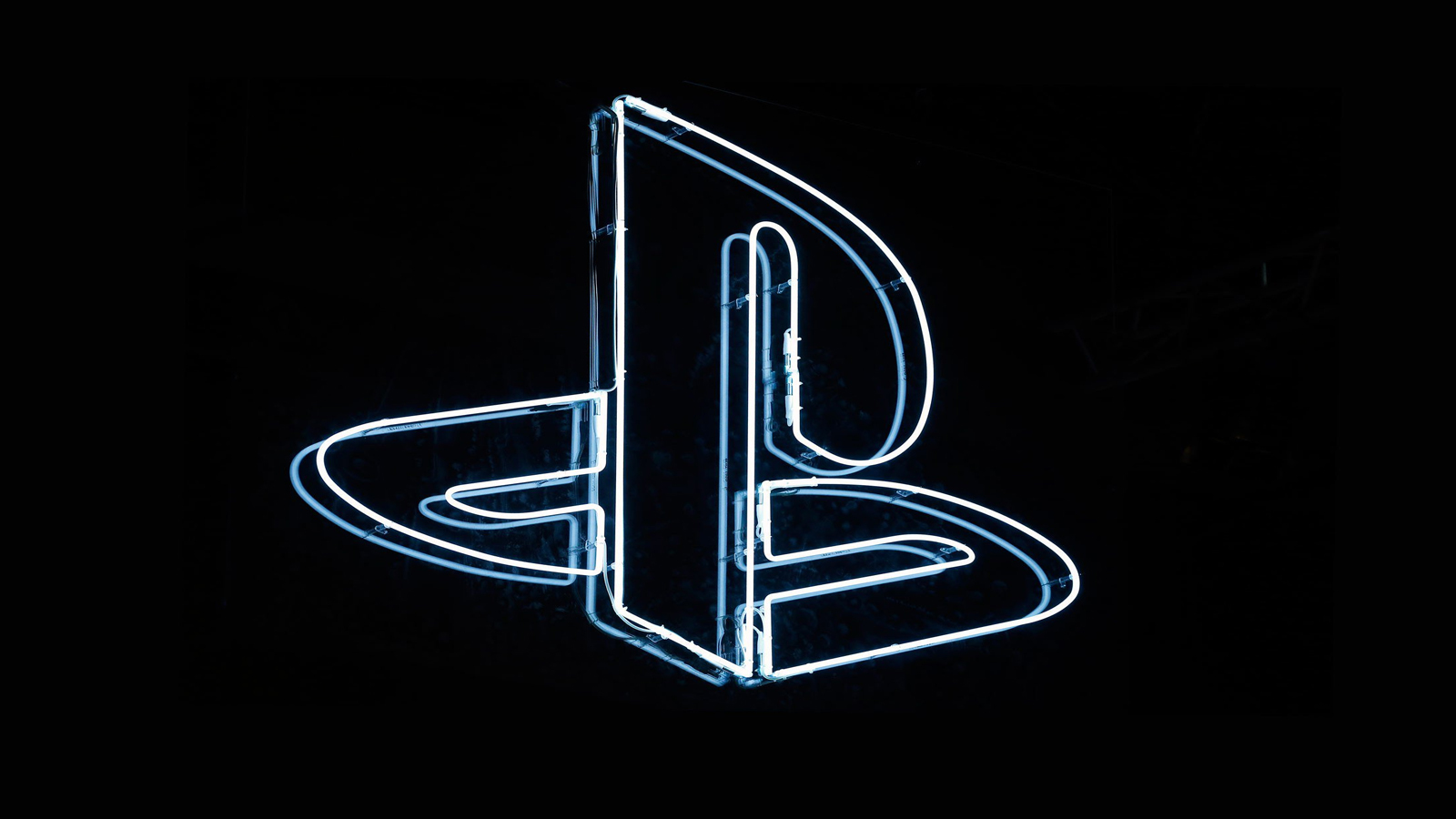 Sony официально объявила, что консоль следующего поколения PS5 выйдет в конце 2020 года. До релиза новинки остался год, но в сети много слухов, догадок и реально подтвержденной информации о возможностях будущей игровой приставки. Собрали в одном месте все, что известно о PlayStation 5.