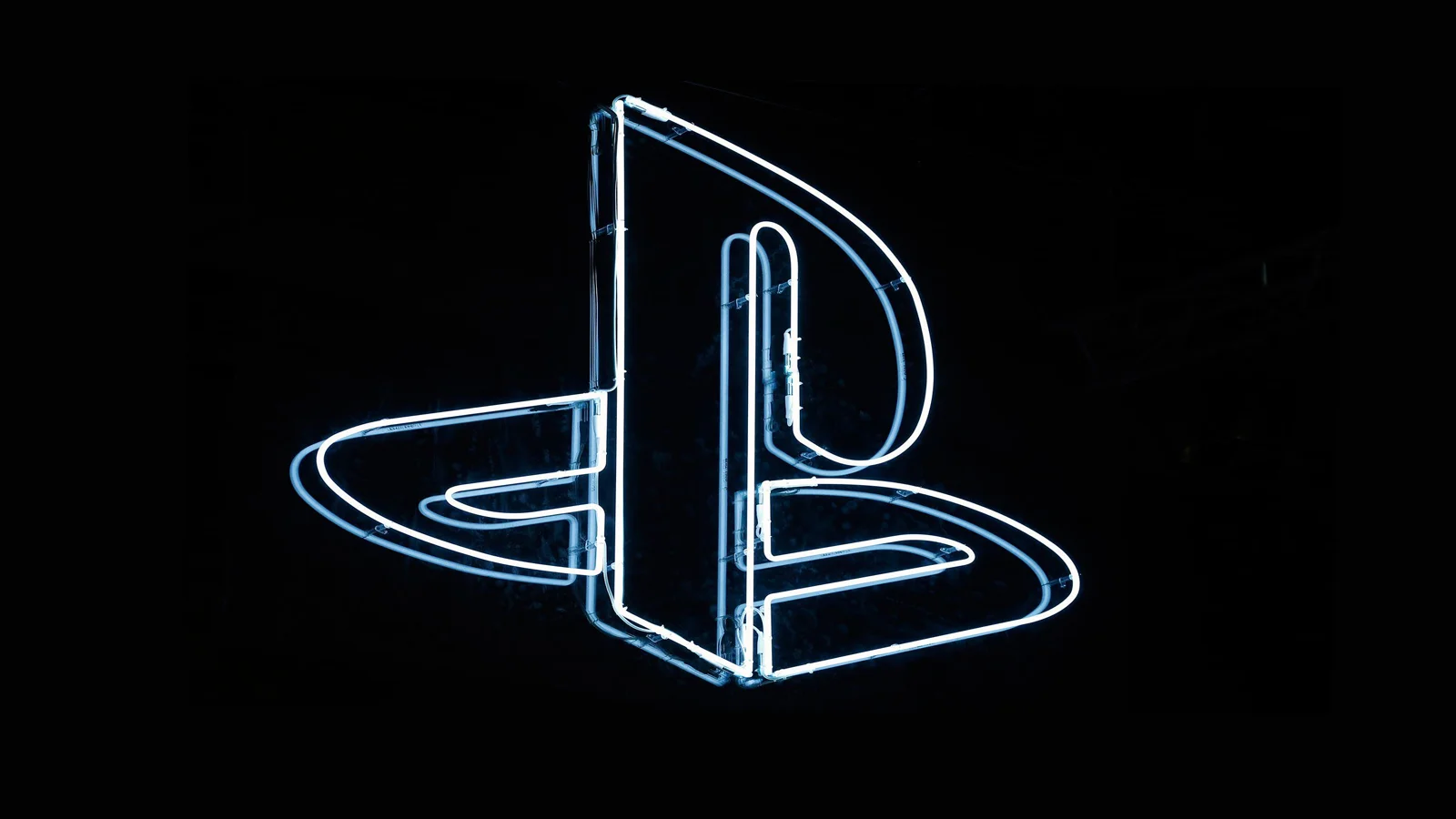 Sony официально объявила, что консоль следующего поколения PS5 выйдет в конце 2020 года. До релиза новинки остался год, но в сети много слухов, догадок и реально подтвержденной информации о возможностях будущей игровой приставки. Собрали в одном месте все, что известно о PlayStation 5.