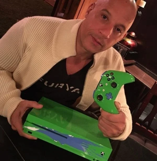 Эксклюзивная версия Xbox One S оформлена в честь Пола Уокера - фото 1