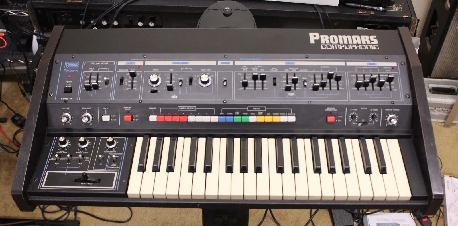 Вышедший в 1979 году аналоговый синтезатор Roland Promars Compuphonic перевернул мир электронной музыки. Новинка имела встроенный процессор Intel 8048 и выдавала кучу невероятных звуков, а дополнительные модули в разы расширяли его возможности.