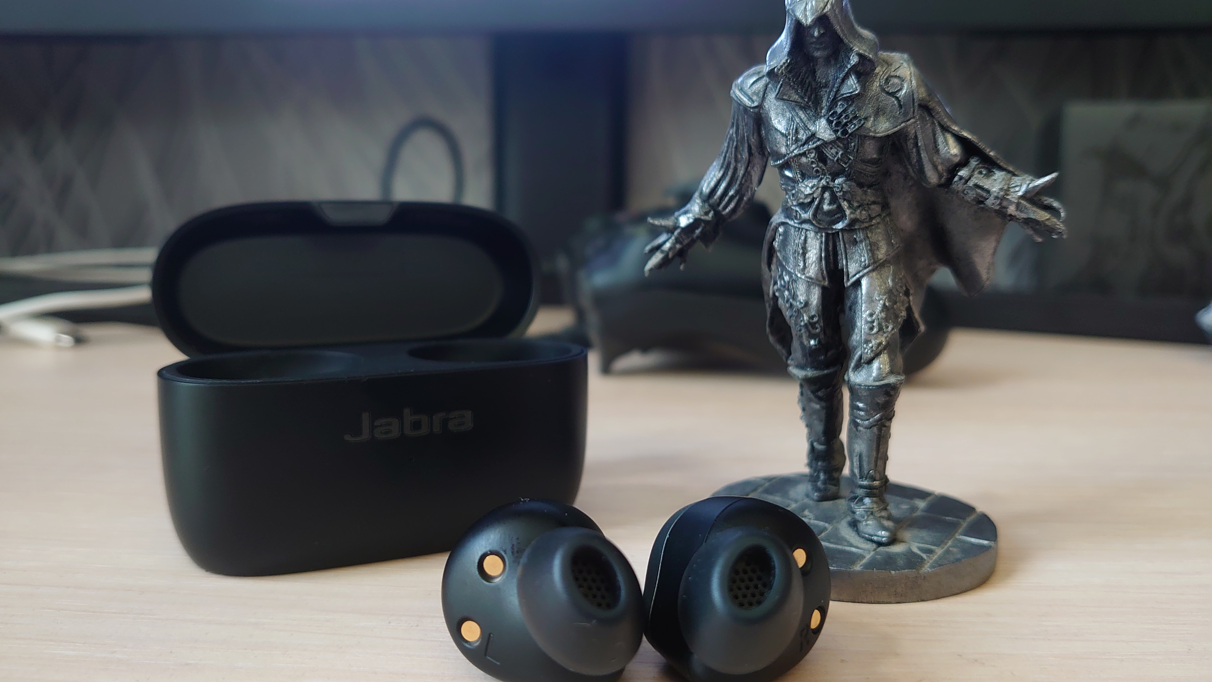 На обзор «Канобу» попали TWS-наушники Jabra Elite 85t. Это премиальная модель со множеством полезных функций и активным шумоподавлением Разбираемся, стоит ли брать именно её, или имеет смысл присмотреться к таким же по цене или более доступным конкурентам.