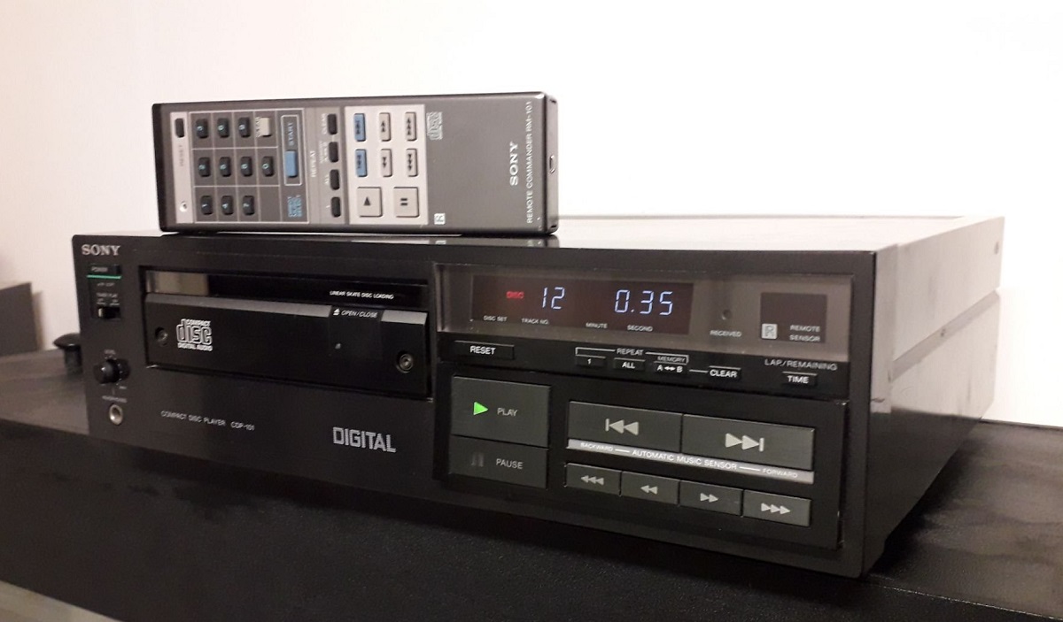 Первый серийный проигрыватель CD-дисков выпустила в 1982 году компания Sony. Назывался он CDP-101 и продавался до 1985 года.