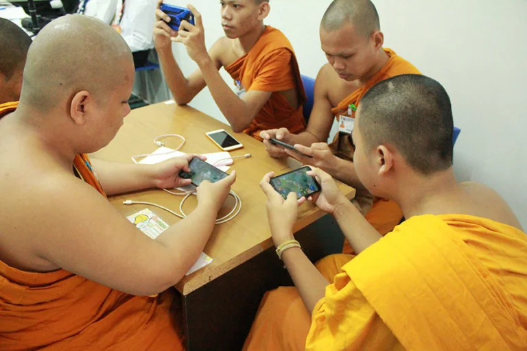 Познали секреты мироздания. Монахи из Таиланда выиграли турнир по мобильной игре - фото 2
