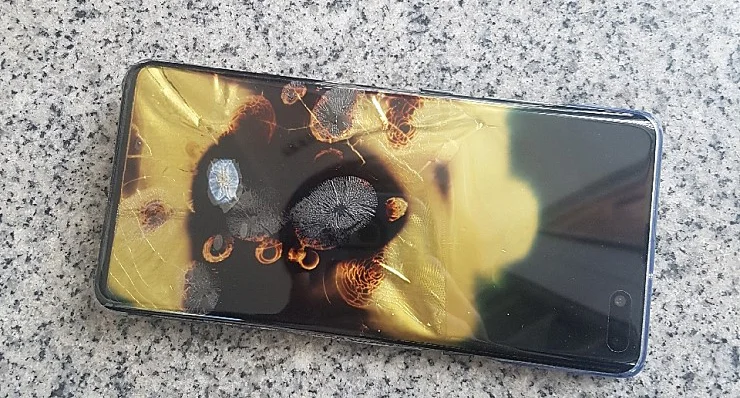 Samsung Galaxy S10 загорелся после падения: в сервисном центре сказали, что это вина владельца - фото 1