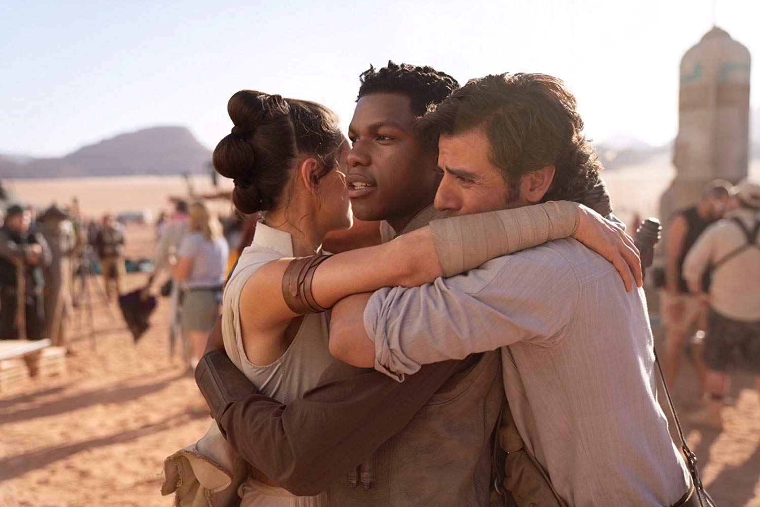 19 декабря на российские экраны вышел фильм Star Wars: The Rise of Skywalker — девятый, заключительный эпизод основной саги, известный у нас как «Звездные войны: Скайуокер. Восход». Не секрет, что у картины Джей Джей Абрамса самые низкие оценки критиков в новой трилогии, да и зрители, мягко говоря, не в восторге (на Metacritic у ленты сейчас равное количество положительных и отрицательных зрительских отзывов). Но, может быть, она понравилась хоть кому-то в редакции «Канобу»?