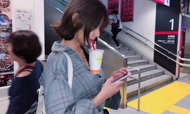 В интернете новый флэшмоб — азиатки пытаются удержать стаканчик с кофе у себя на груди - фото 3