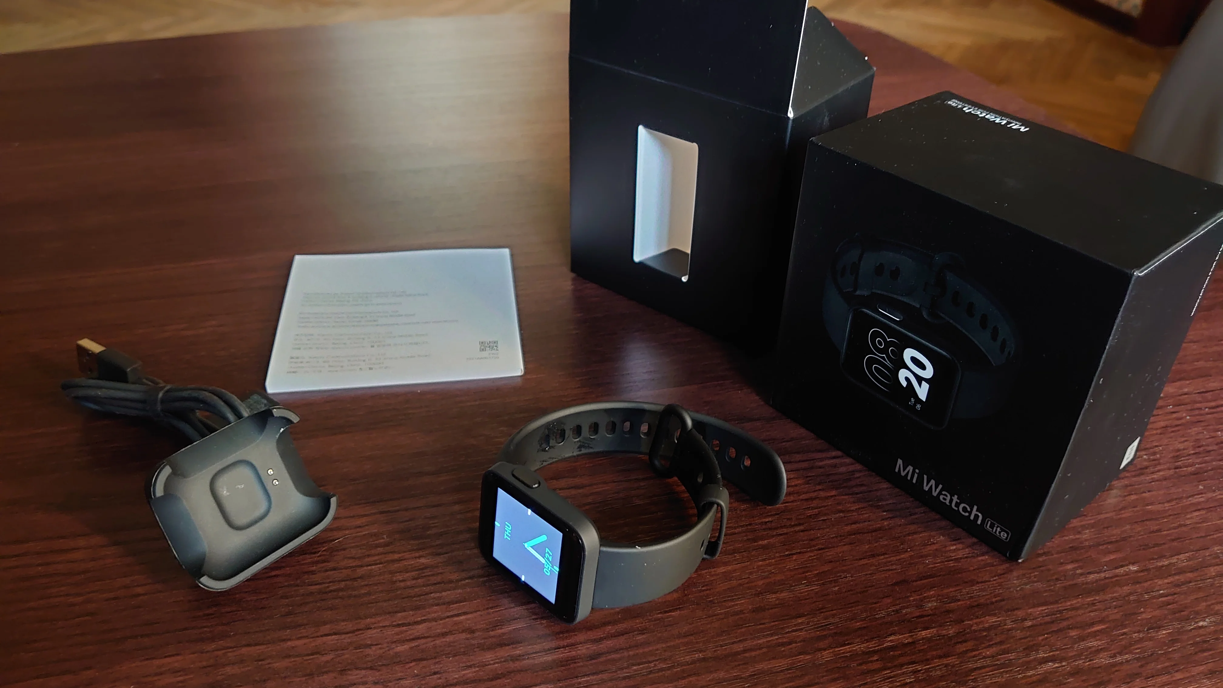 Весной 2021 года Xiaomi выпустила Mi Watch Lite — странные «умные» часы с ограниченными возможностями и спорным ценником. Новинка рассчитана на тех, кто просто хочет быть просто в теме и носить на руке «напоминалку» с большим экраном и без каких-либо серьезных измерений. Ниже разбираем возможности новинки и ее актуальность.