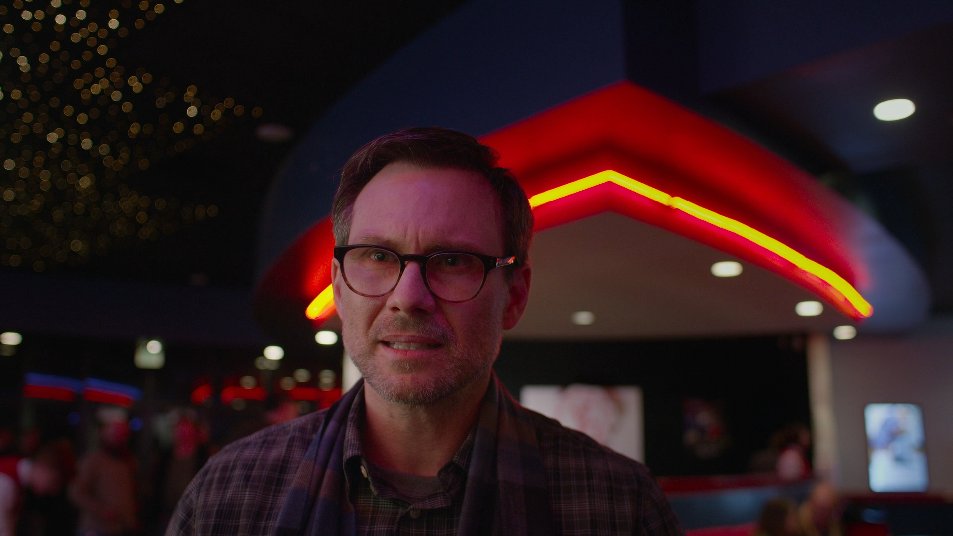 3 сезон «Мистера Робота» подошел к концу. В связи с этим мы решили собрать в один материал все замеченные нами (и реддитом) пасхалки и отсылки, спрятанные в сериале. А их, оказывается, набралось немалое количество.