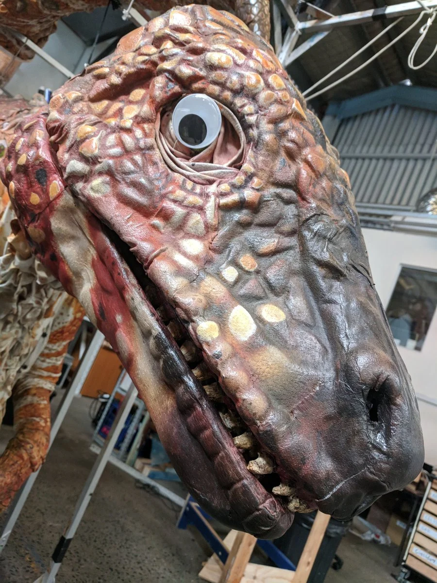 Художница добавила выпученные глаза на изображения динозавров. И они стали выглядеть намного лучше - фото 17
