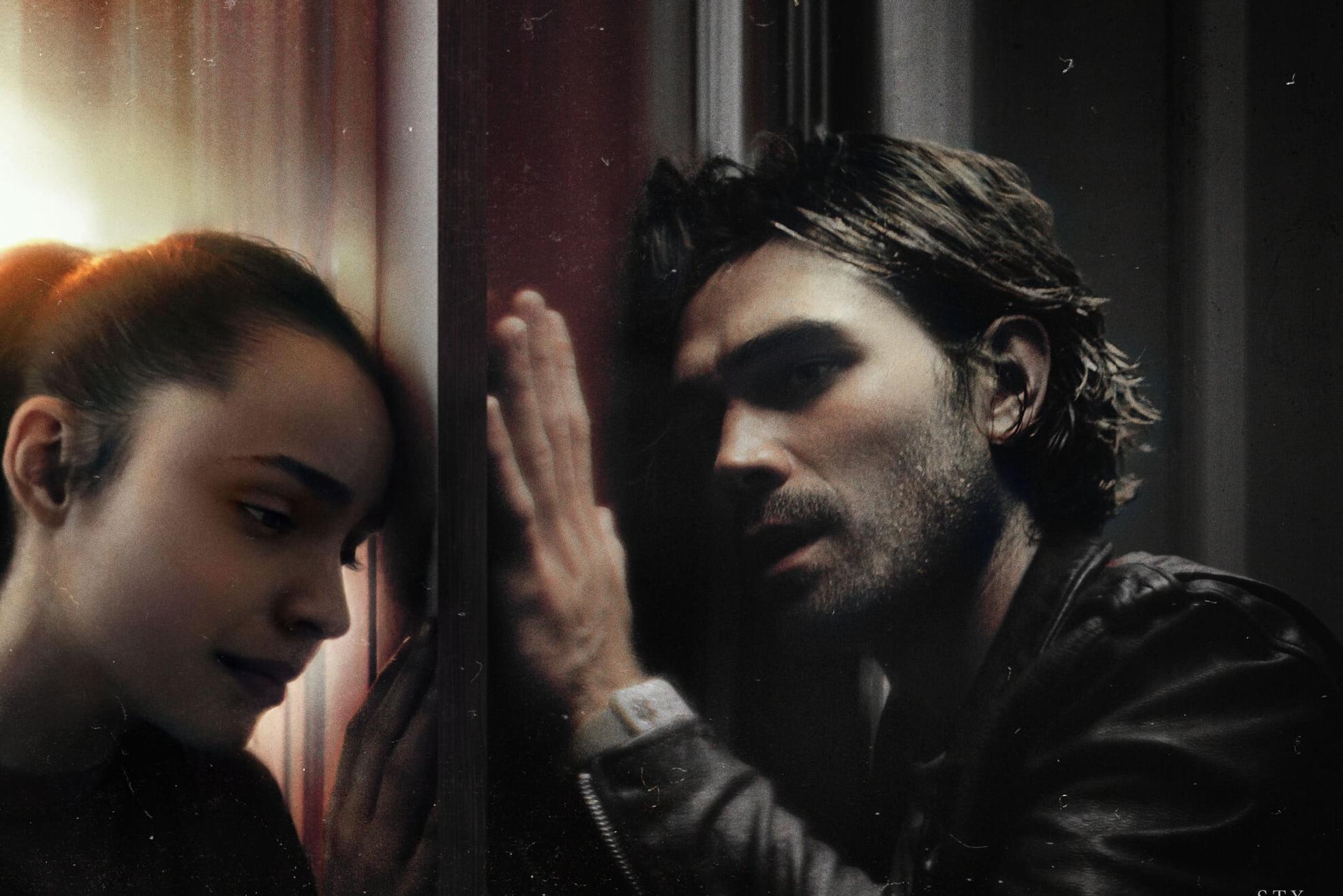 11 декабря в цифровой релиз вышла «Птица в клетке» (Songbird) — первый блокбастер о коронавирусе и изоляции от Майкла Бэя. Название фильма о любви во время пандемии Covid-19 у нас также переводят как «Певчая птица». Объясняем, почему Бэю и его коллегам не удалась картина о смертельном вирусе.