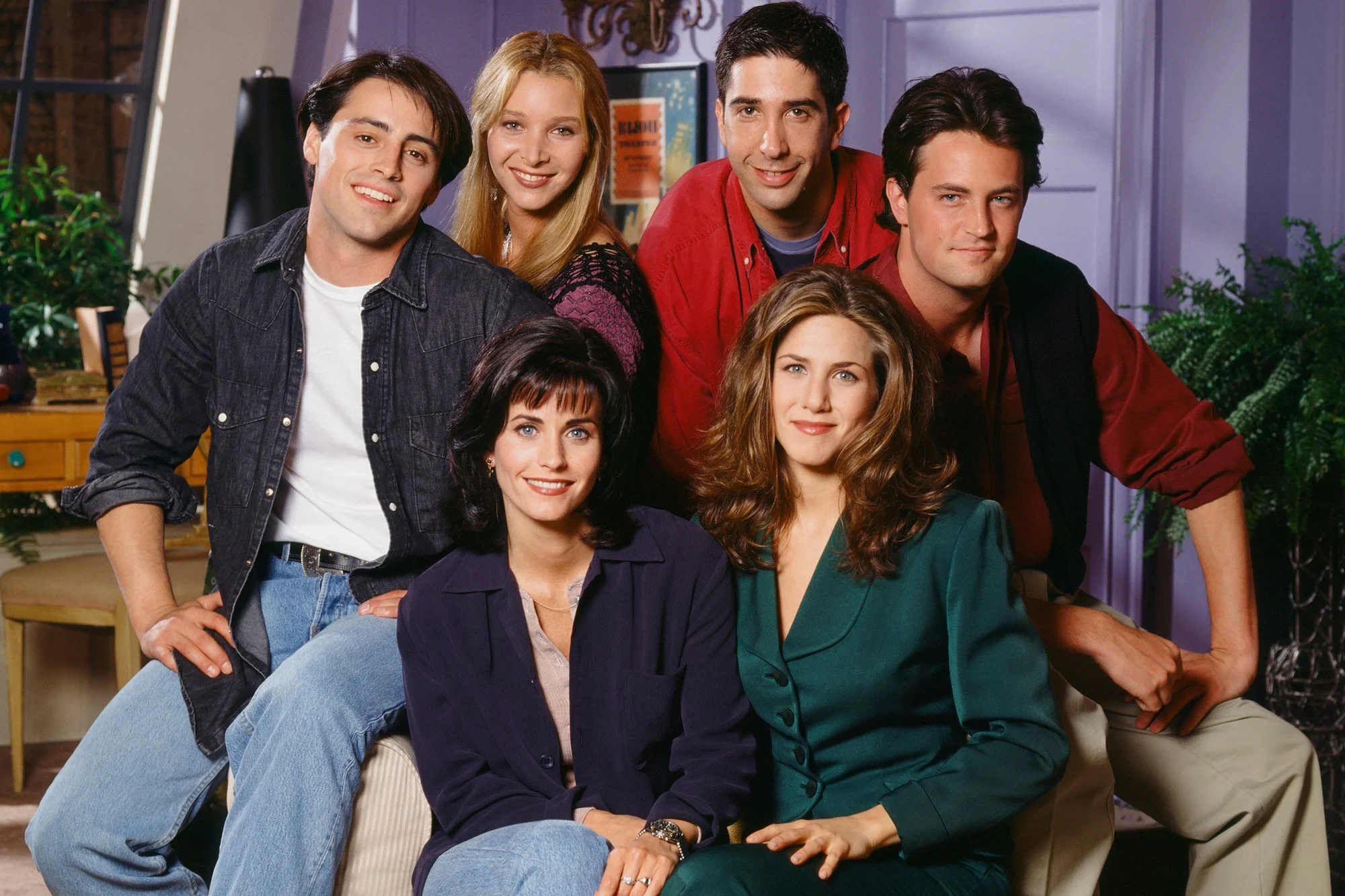 27 мая выходит долгожданный специальный эпизод «Друзей» (Friends: The Reunion), в котором герои знаменитого ситкома вновь соберутся вместе в своей нью-йоркской квартире. Ситком выходил с 1994 по 2004 год. За прошедшие 17 лет подробности финала можно было забыть. Напоминаем, что произошло с друзьями, когда мы видели их на экране в последний раз.