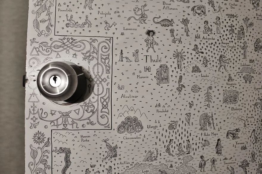 Искусство дома: как создать детализированную средневековую мифологическую карту на двери - фото 6