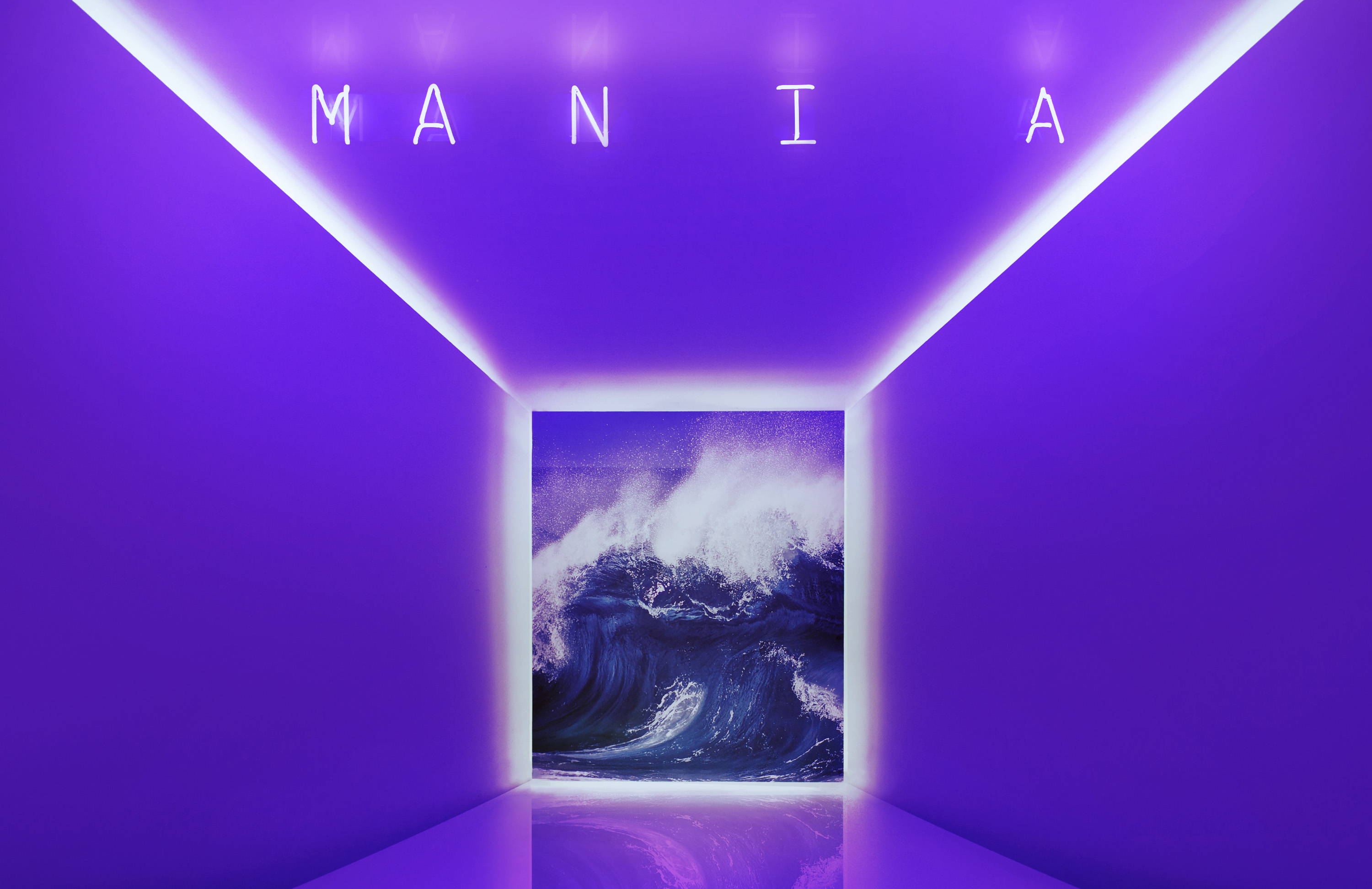 В двух вещах я абсолютно уверен. Альбом Mania будет отлично продаваться, а песни из него станут хитами и уже скоро начнут штурмовать рок (а может, и не только рок) чарты. Бывалые фанаты группы снова обвинят музыкантов в продажности, попсовости, затаят обиду как минимум до следующего альбома и опять будут на что-то надеяться. Это меня всегда удивляло — после альбома Folie à Deux вектор развития команды на более «популярное» звучание был очевиден.