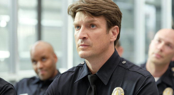 Вот и закончился первый сезон «Новобранец» (The Rookie), последняя серия которого вышла 16 апреля. Одним из сценаристов сериала стал Алекс Хоули, брат-близнец знаменитого Ноя Хоули («Фарго», «Легион»), написавший многие серии «Касла». Главного героя так и вовсе сыграл Нэйтан Филлион. У многих возник вопрос: похож ли The Rookie на Castle?