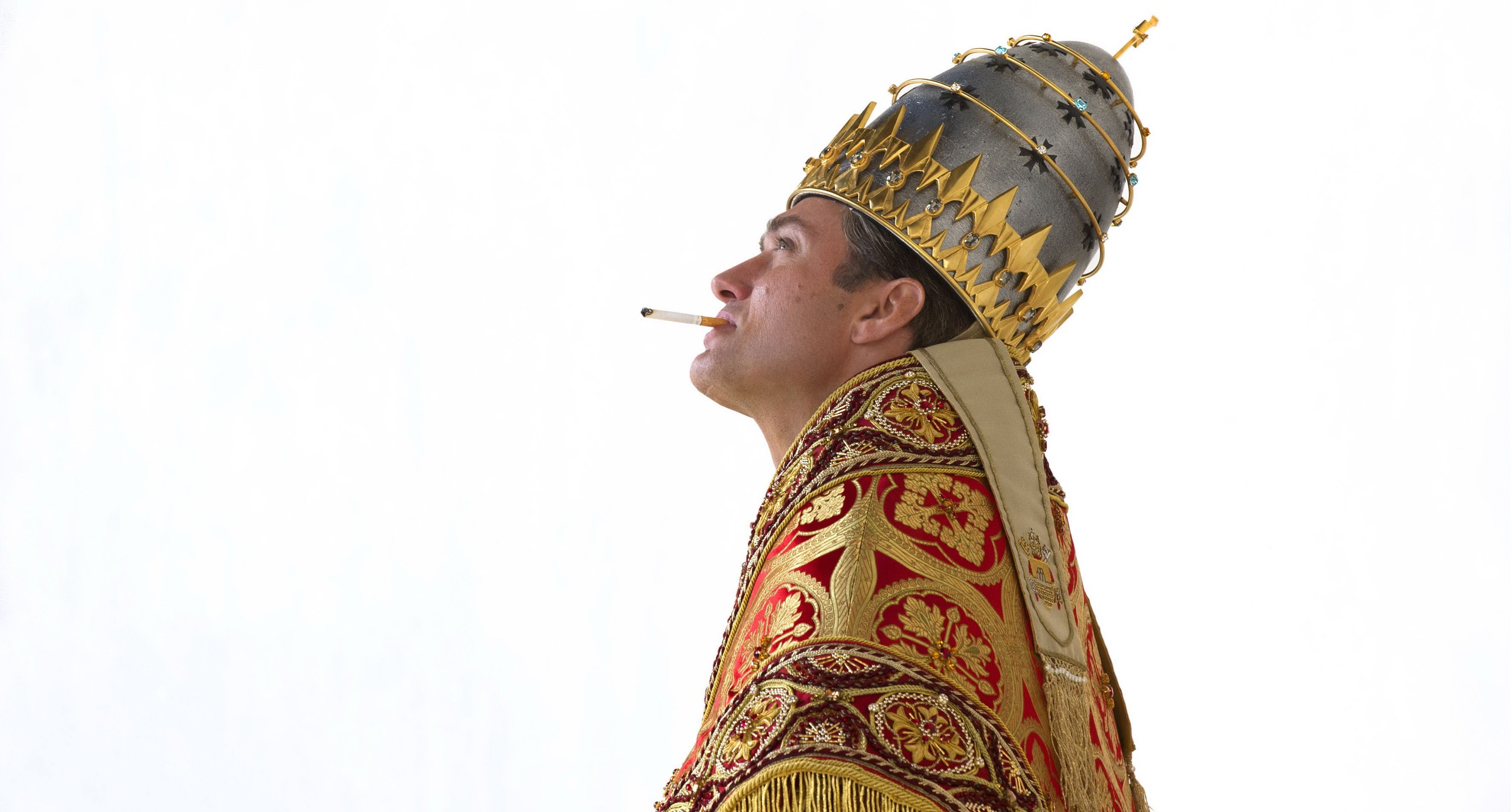 Молодой папа 4. Джуд Лоу папа Римский. Джуд Лоу молодой папа. Джуд Лоу папа Римский курит. Ленни Беллардо.