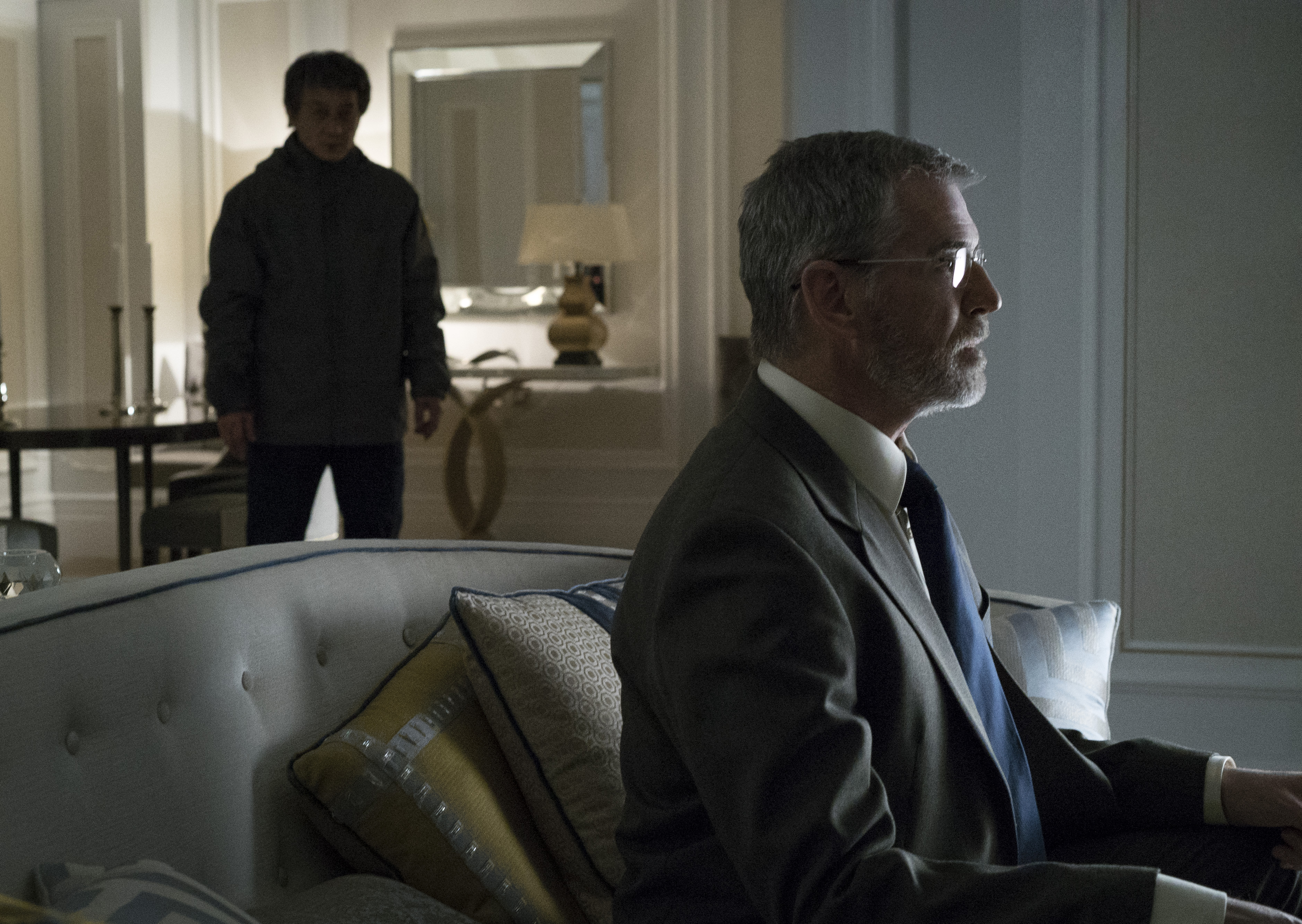 30 ноября в наших кинотеатрах вышел «Иностранец» — триллер о расследовании терактов группы ирландских экстремистов в Лондоне. Оригинальный роман Стивена Лизера вышел в 1992 году, он назывался «Китаец», но видимо это название для фильма не подошло — в 2017 оно могло показаться слишком расистским.