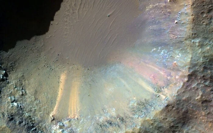 Марсианский кратер Сахеки диаметром 85 км. 
