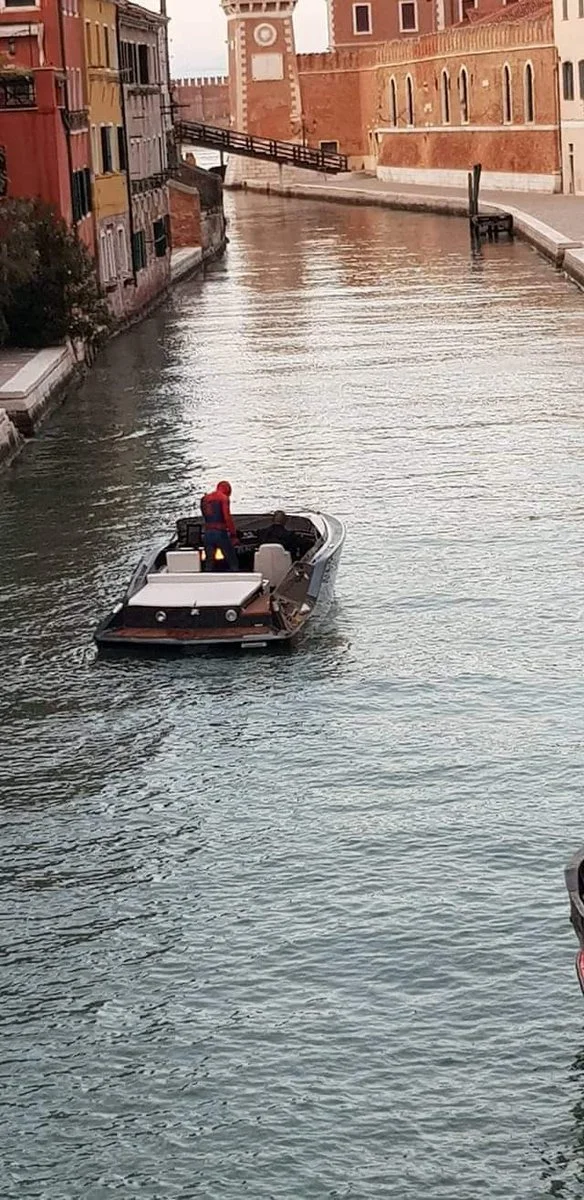 Человек-паук и Ник Фьюри вместе плывут по каналам Венеции — свежие кадры со съемок «Вдали от дома» - фото 3