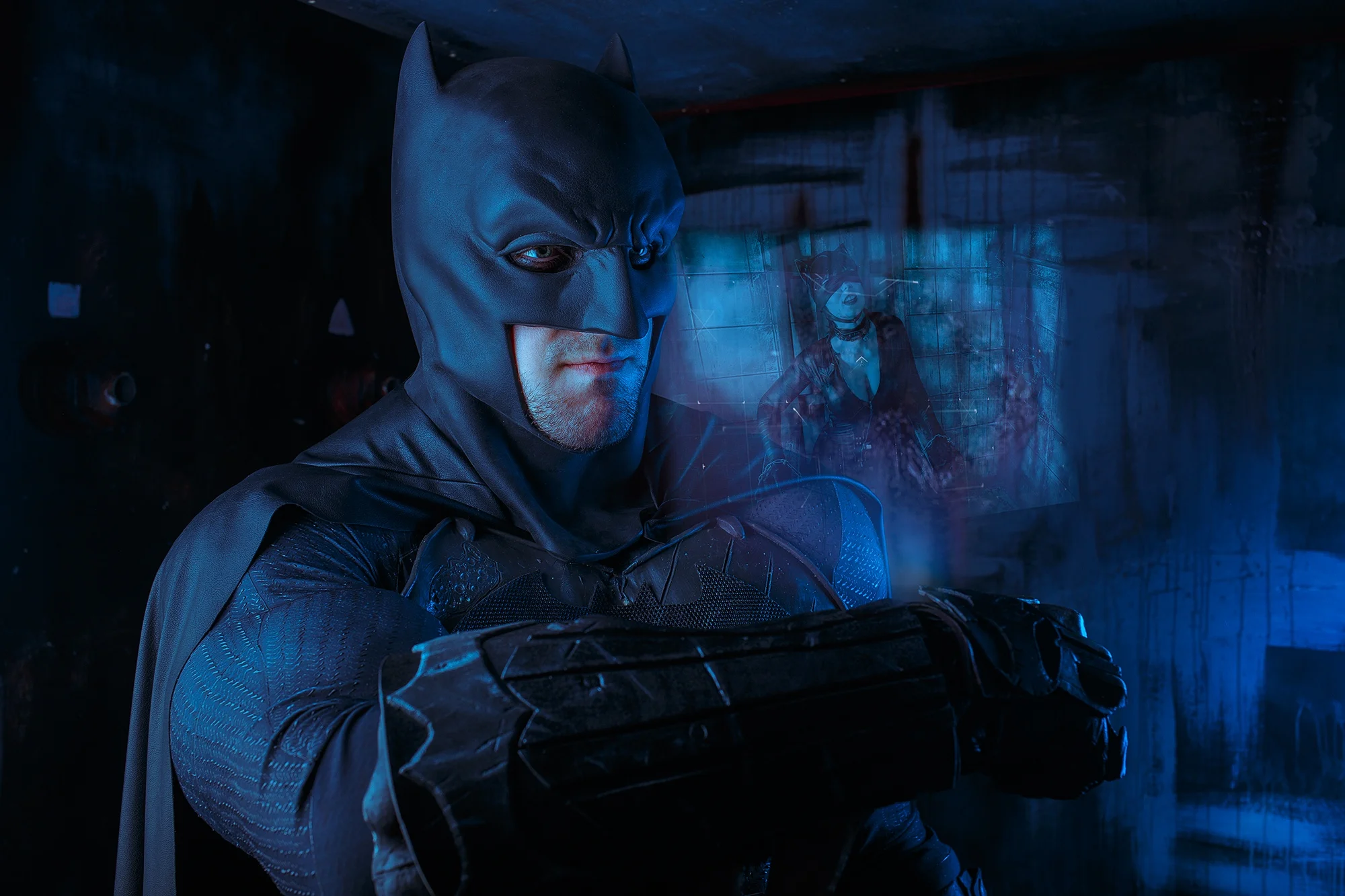 Бэтмен спасает Женщину-кошку из плена Загадочника в новом косплее - фото 2