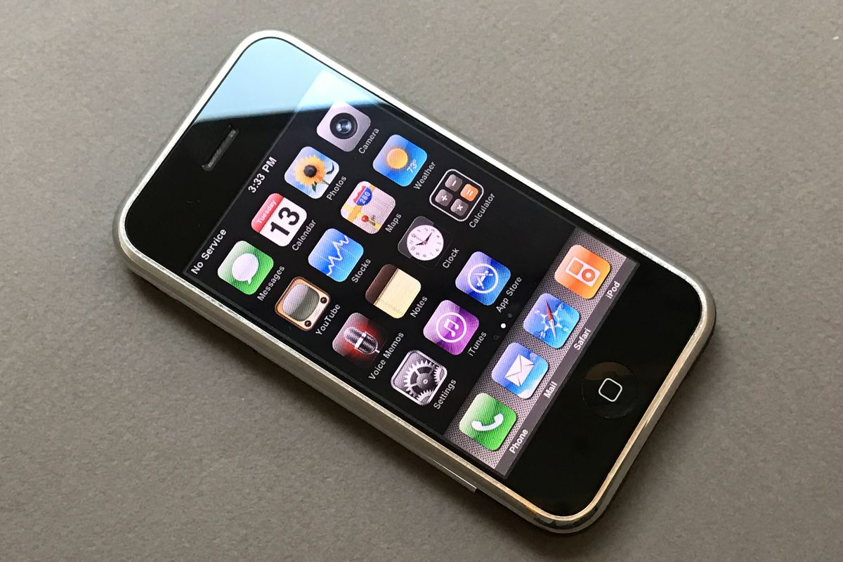 Первый iPhone — легендарное устройство, навсегда изменившее мир. Сейчас мы не представляем жизни без смартфона, но именно первым айфоном Стив Джобс и его команда показали нам удобный, стильный аппарат с сенсорным управлением, приложениями, камерой и прочими полезными вещами. Нынешние смартфоны пошли именно от этого устройства. 