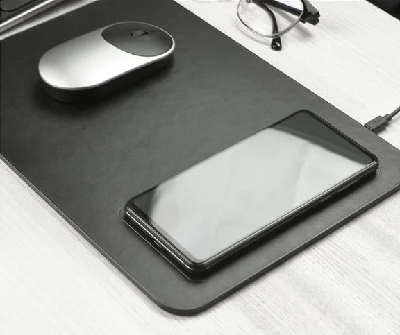 Коврик для мышки Xiaomi умеет заряжать смартфоны и стоит 1000 рублей - фото 2