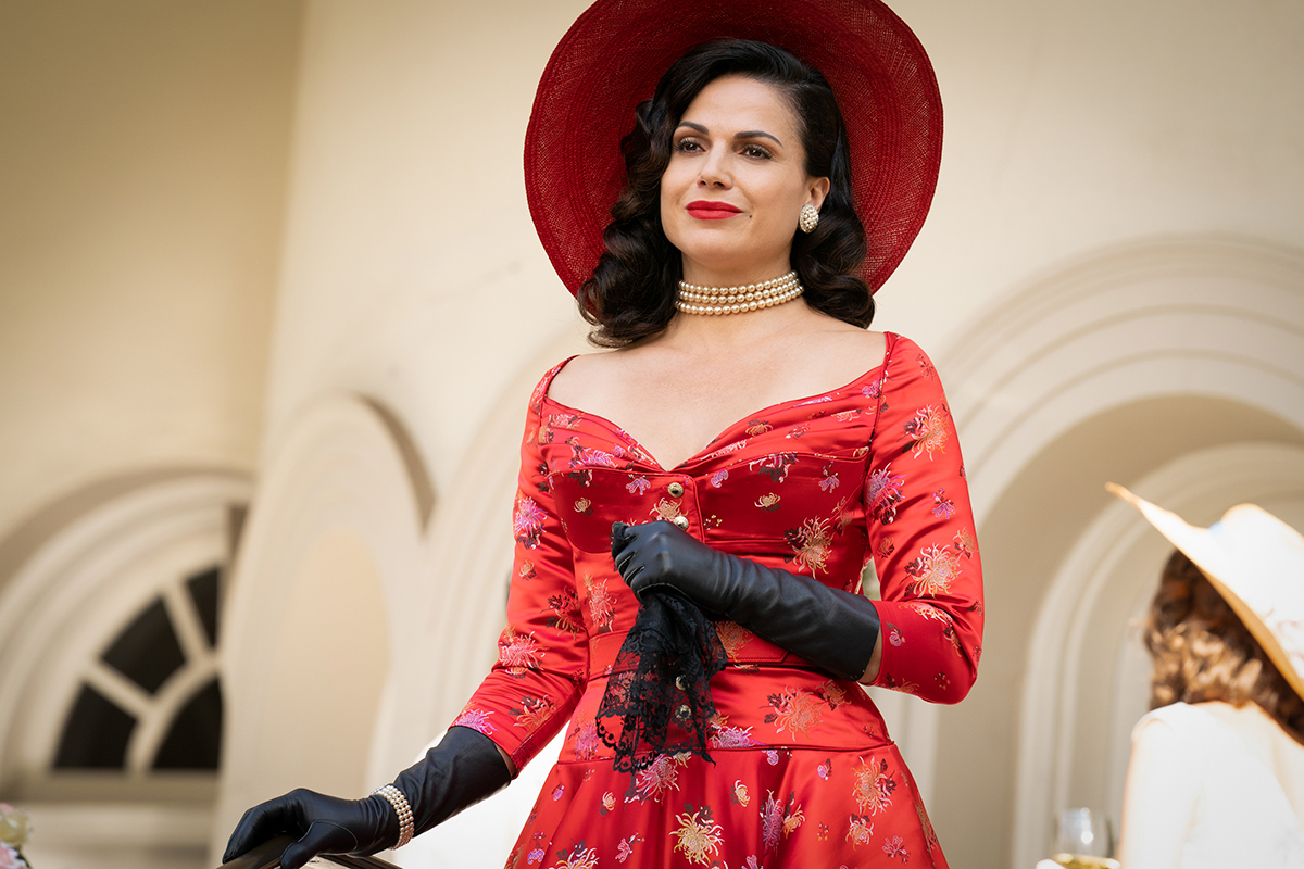 С 4 июня в «Амедиатеке» начинает выходить второй сезон «Почему женщины убивают». Первый сезон был посвящен историям трёх женщин из разных эпох, которые по тем или иным причинам совершили убийство. В десяти новых эпизодах поменялись и персонажи, и сама концепция шоу. Объясняем, как линейный сюжет сделал «Почему женщины убивают» ещё более запутанным — но при этом интересным и непредсказуемым, —  сериалом.