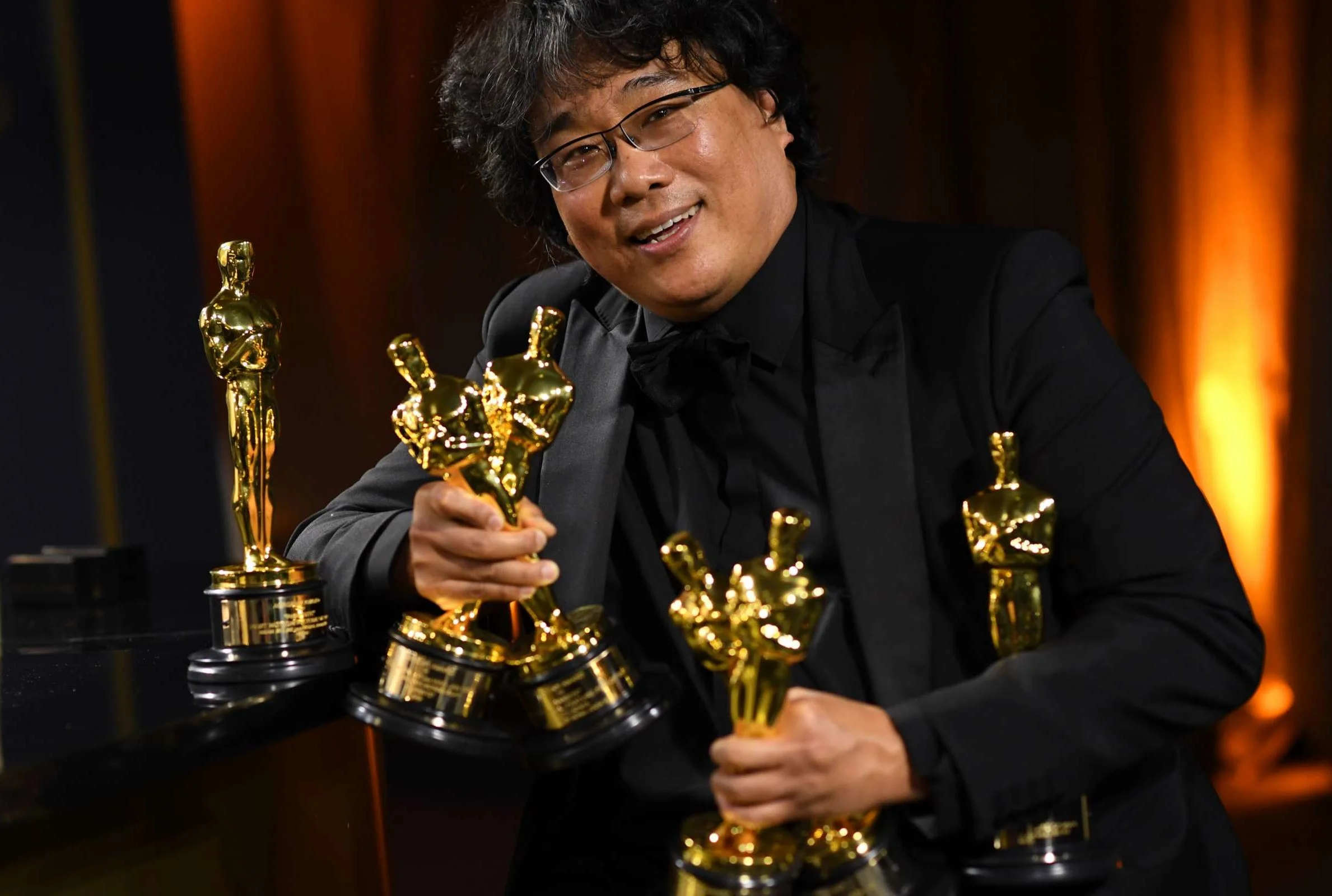 В честь двадцатилетия своего первого фильма оскароносный режиссер-сценарист «Паразитов» Пон Джун-хо выбрал 20 многообещающих режиссеров, чьи работы, по его мнению, будут играть важную роль в истории кино в следующие 20 лет.