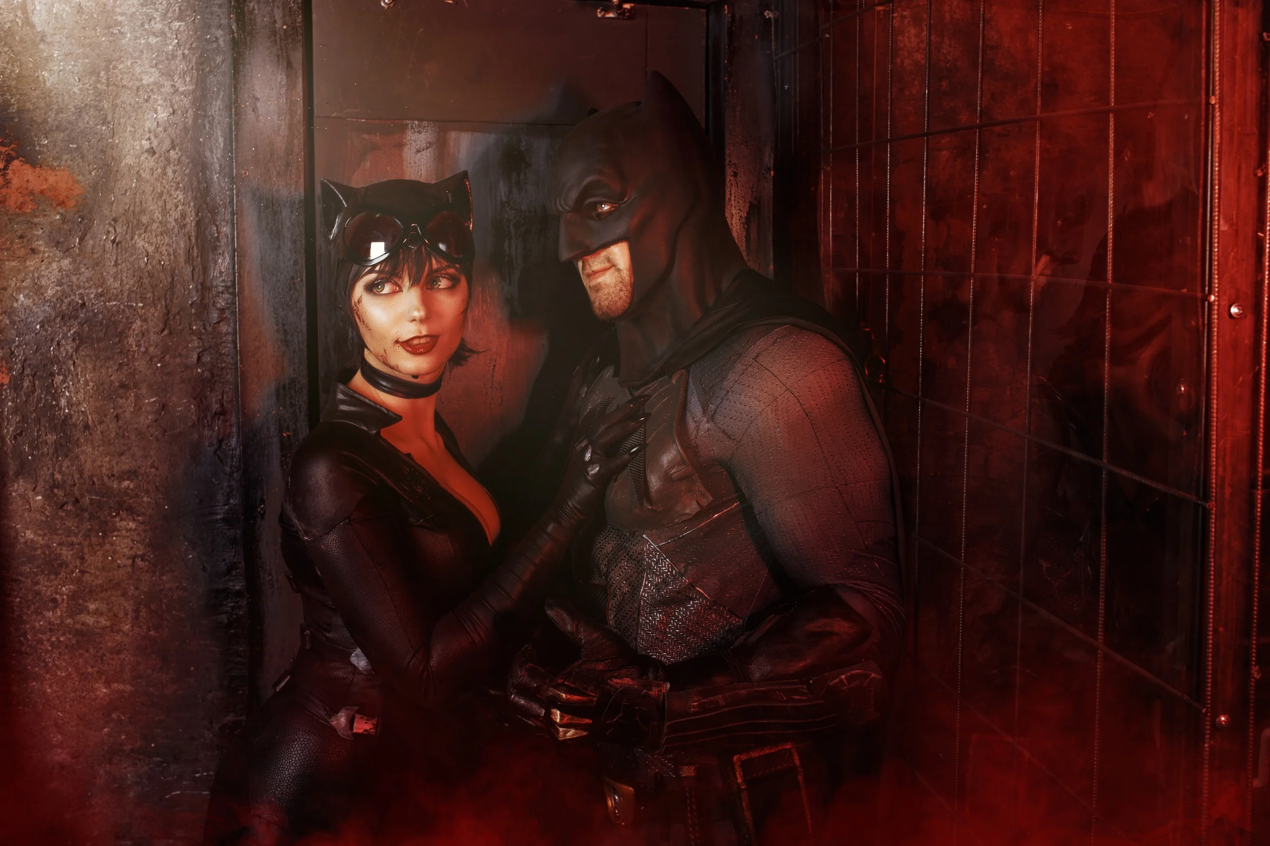 Бэтмен спасает Женщину-кошку из плена Загадочника в новом косплее - фото 9