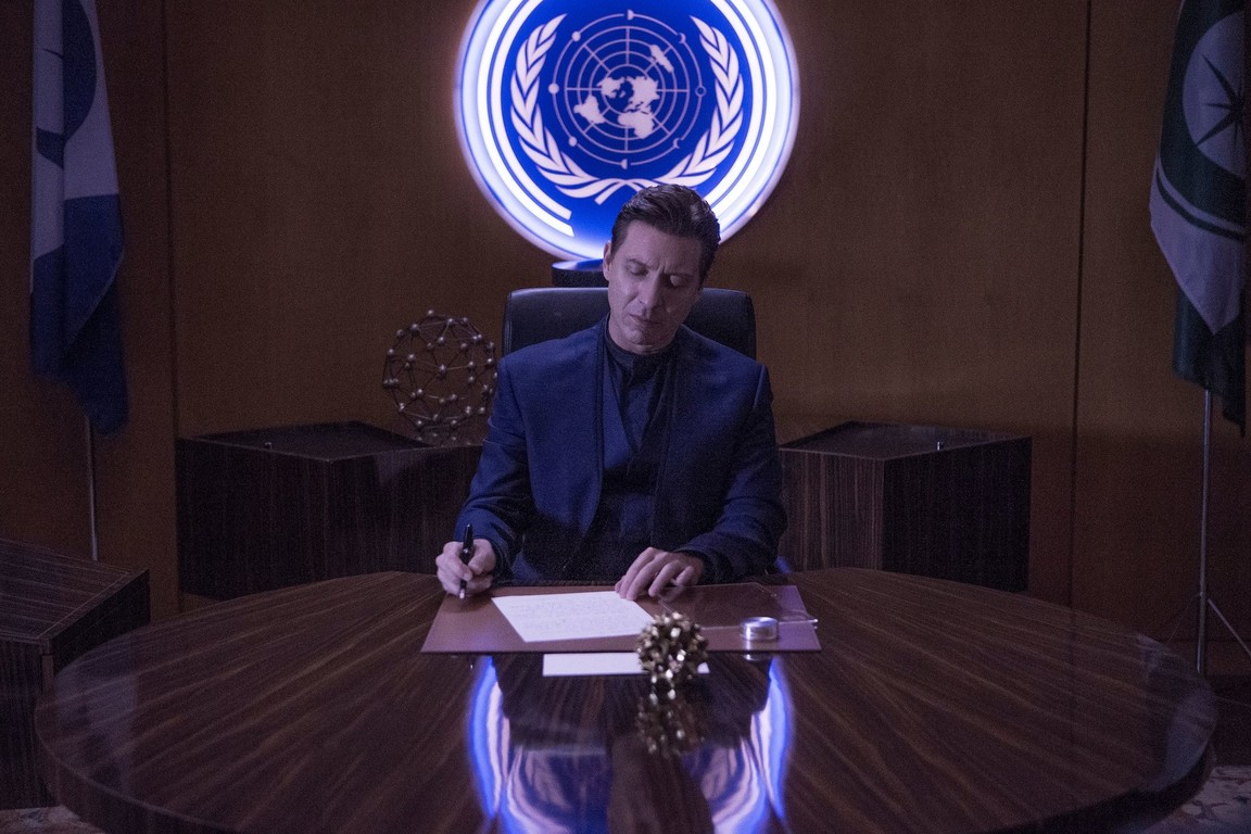 Каждый год меняет окружающий нас мир — зарождаются новые тенденции, а старые — умирают. Вполне возможно, что некоторые так и останутся в 2017-м, о других мы будем говорить и следующие несколько лет, ну, а третьи могут навсегда изменить книжную индустрию. Редакция «Канобу» представляет свой топ главных литературных трендов 2017 года.