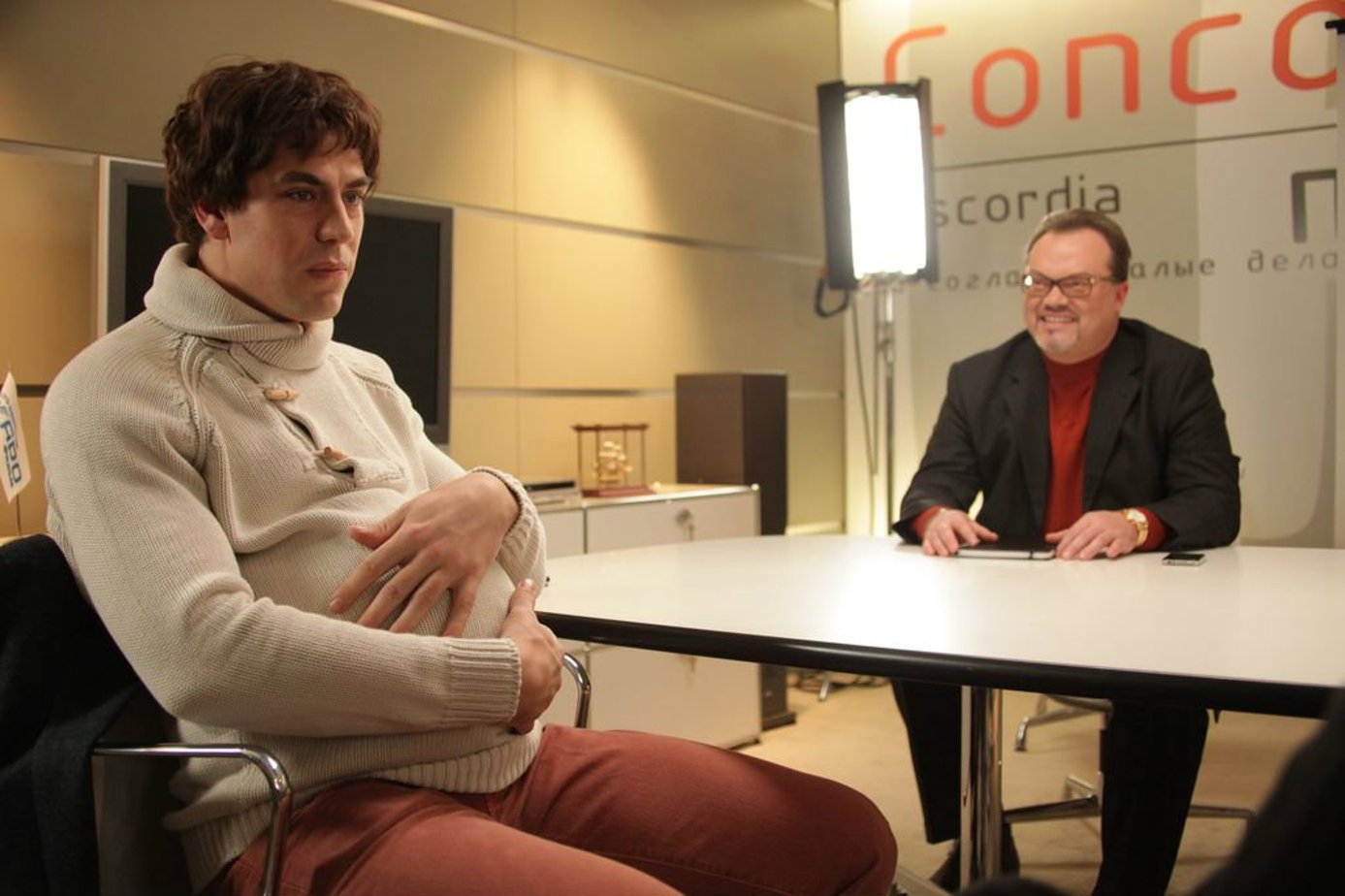 30 января на российские экраны выходит «Кома» — дебютный проект режиссера Никиты Аргунова, одним из создателей которого выступил Сарик Андреасян. По этому случаю мы решили вспомнить 5 самых диких фильмов легендарного (хотя бы по обзорам BadComedian) армянско-российского продюсера.