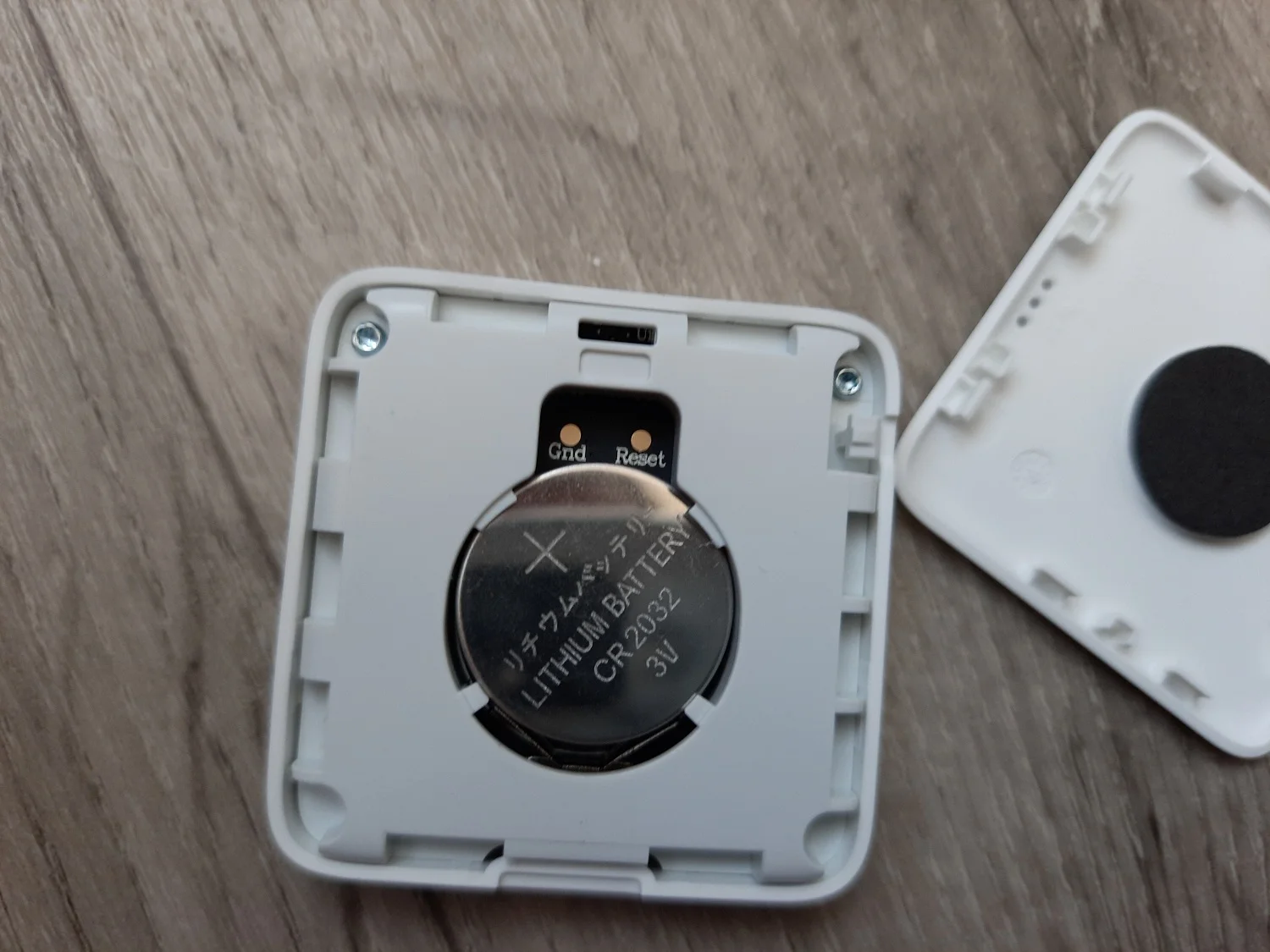 Обзор Xiaomi Mijia Termometer 2 — миниатюрный смарт-термометр для дома и дачи - фото 3