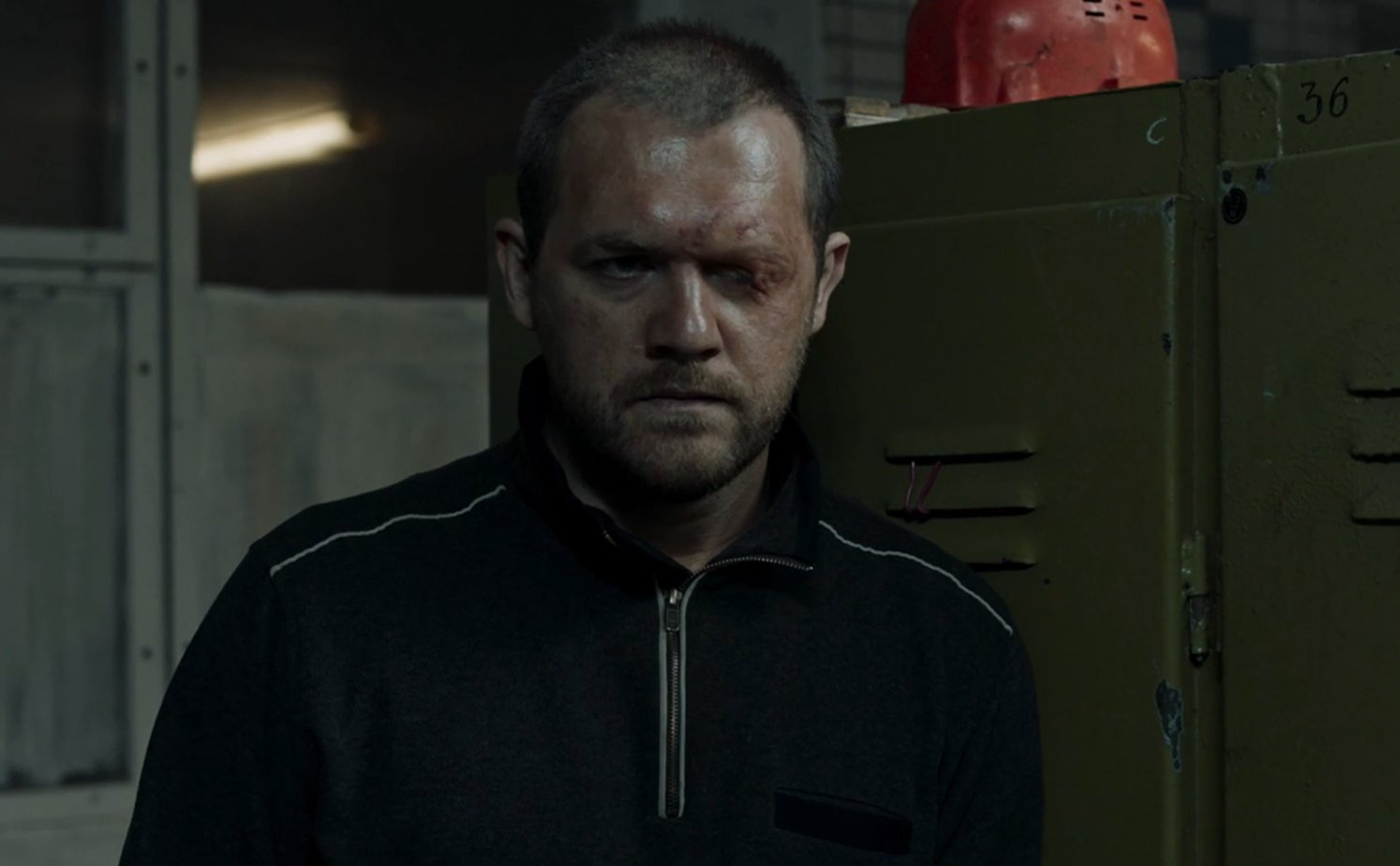 В этот четверг в прокат выходит новый фильм режиссера-сценариста Юрия Быкова «Завод», премьера которого состоялась на Международном кинофестивале в Торонто (TIFF). По сюжету недовольные закрытием предприятия рабочие похищают его владельца, а затем пытаются справиться с личной службой охраны заложника. По мнению кинокритика Дмитрия Барченкова, на «Заводе» интересно наблюдать за другим противостоянием: русского автора Быкова и американского жанрового кино.